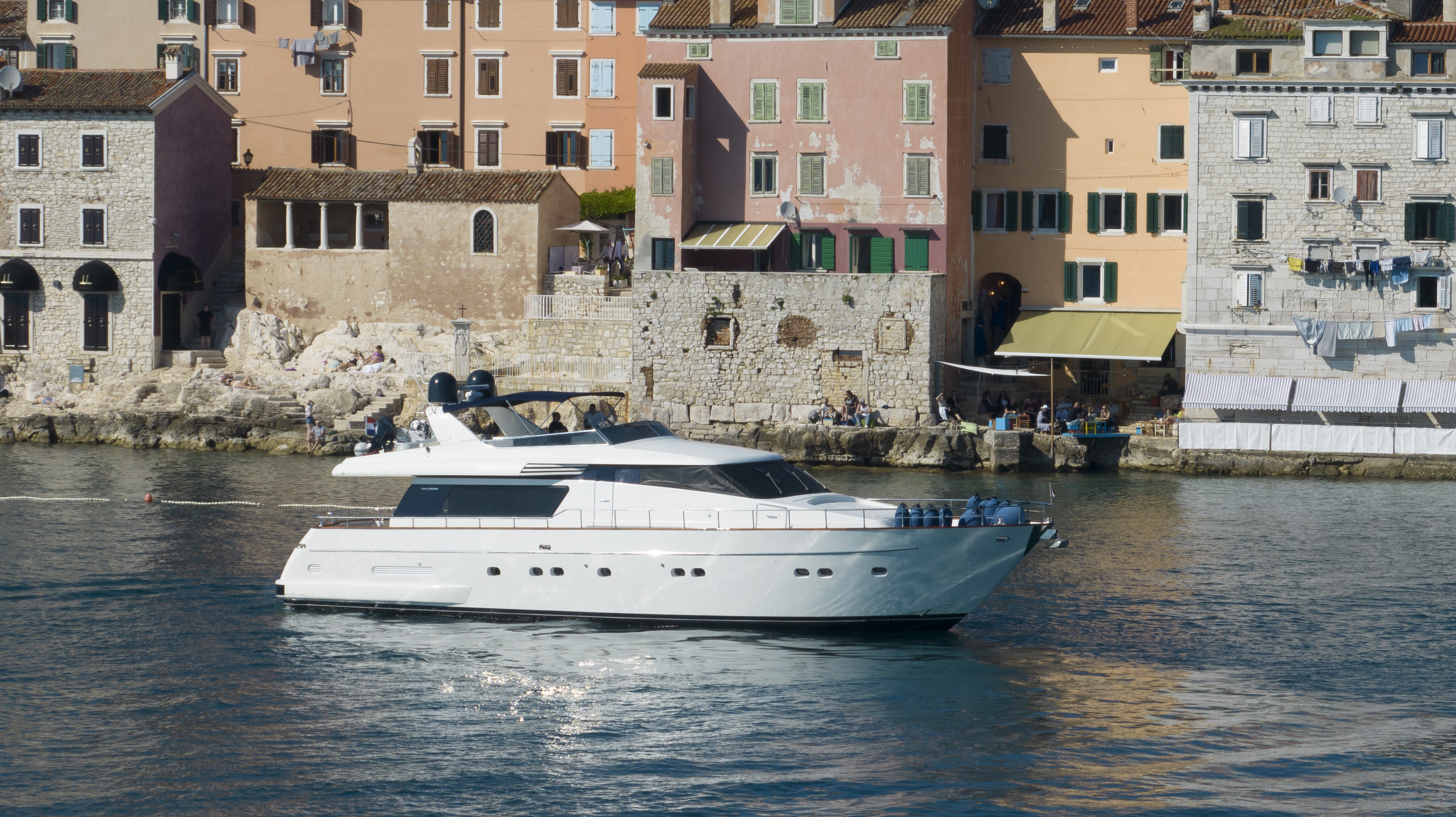 Luxury Yacht LIZARD