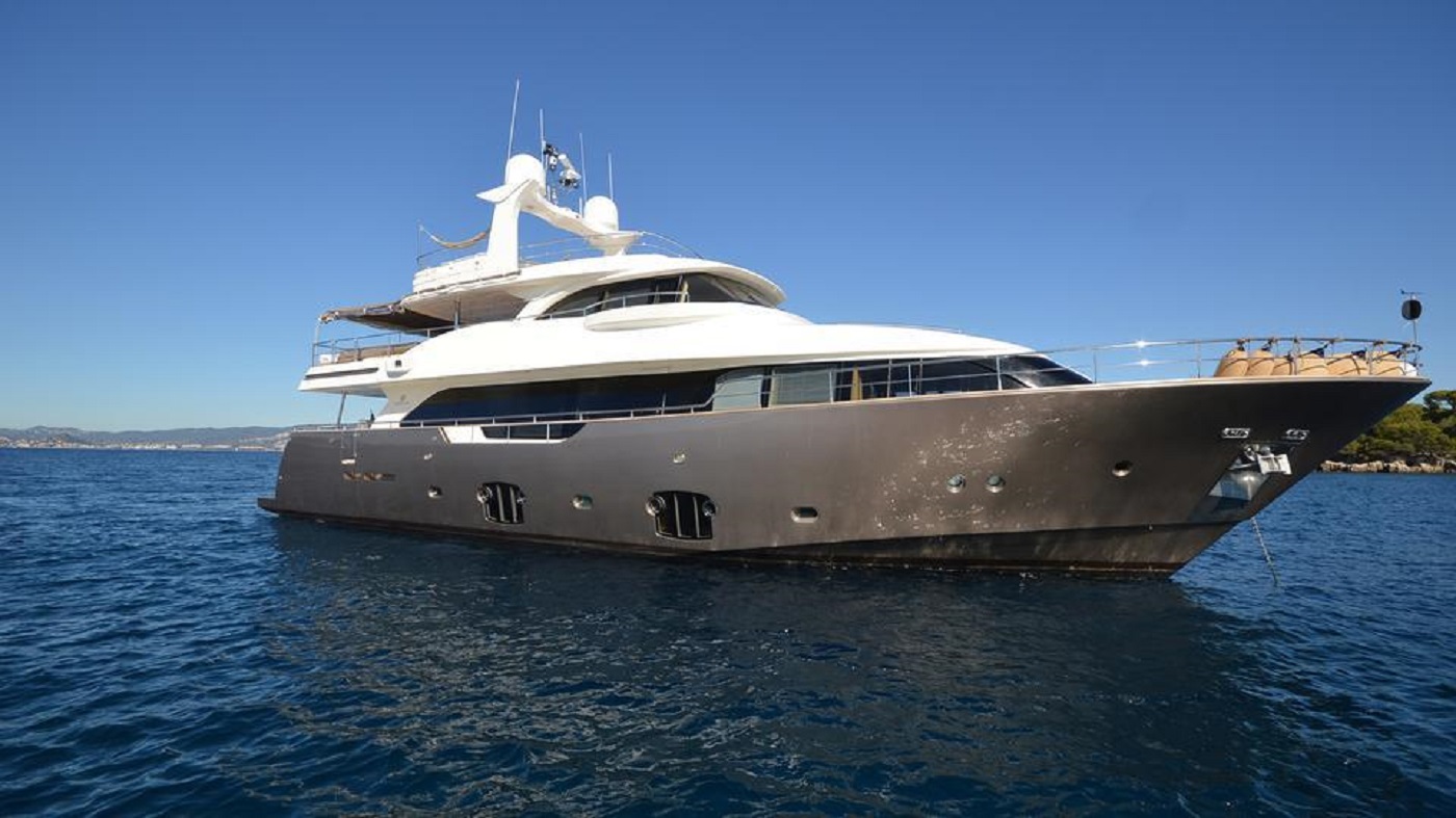 Luxury Yacht DISPARATE