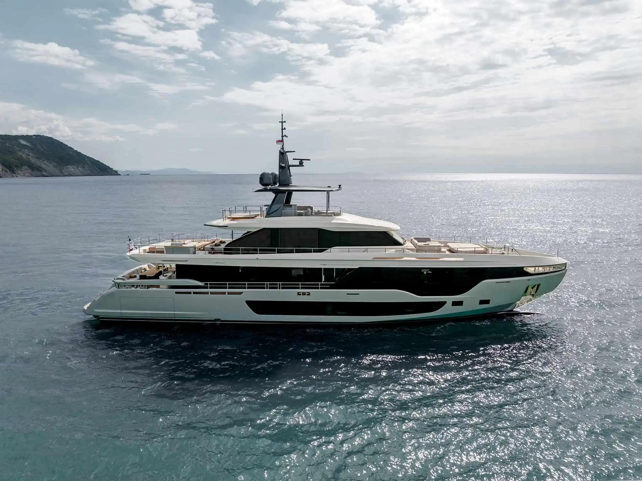 Luxury Yacht H OF THE SEAS