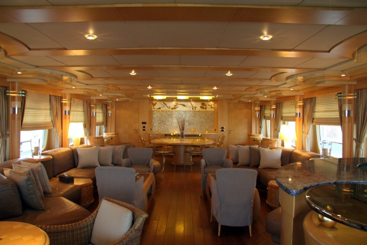 Main saloon and dining area with a bar