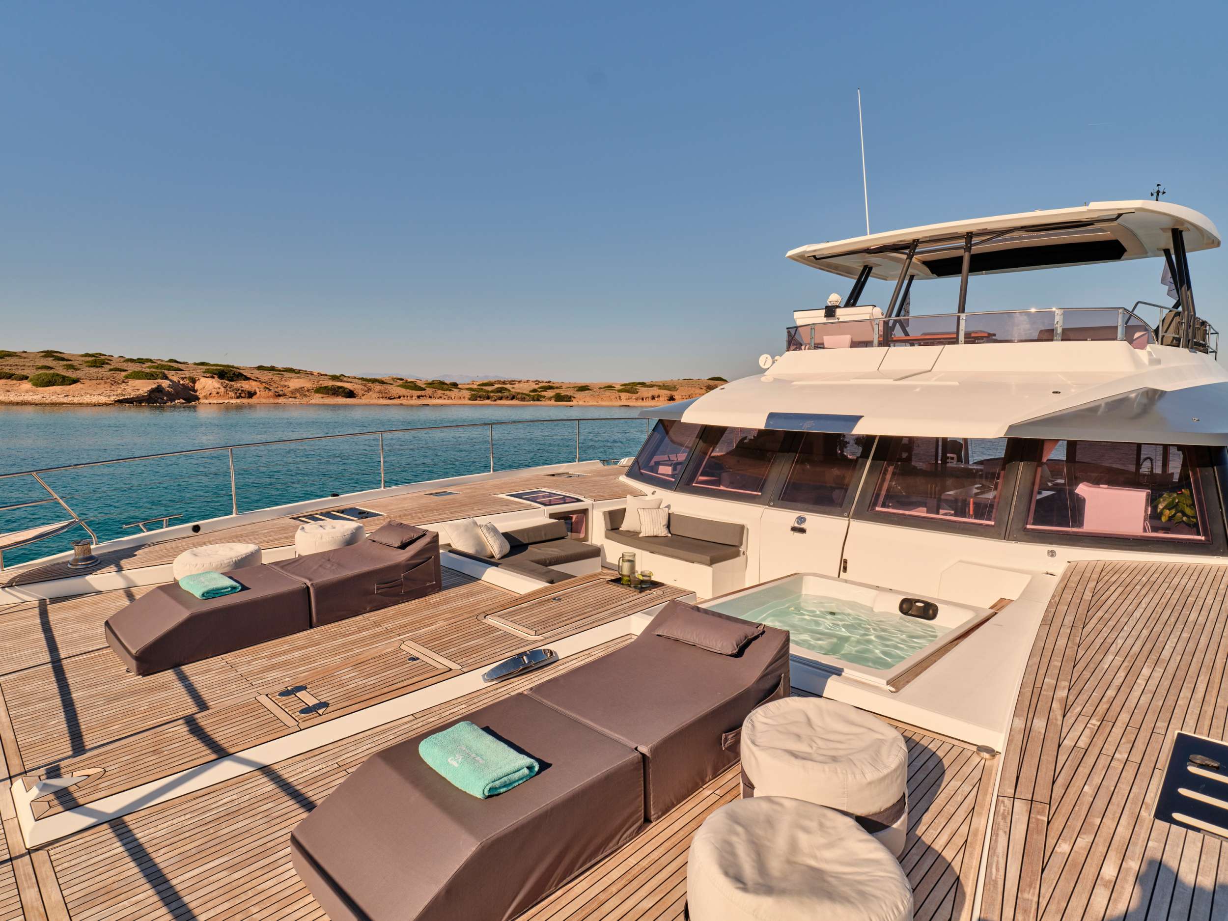 Foredeck lounge and jacuzzi