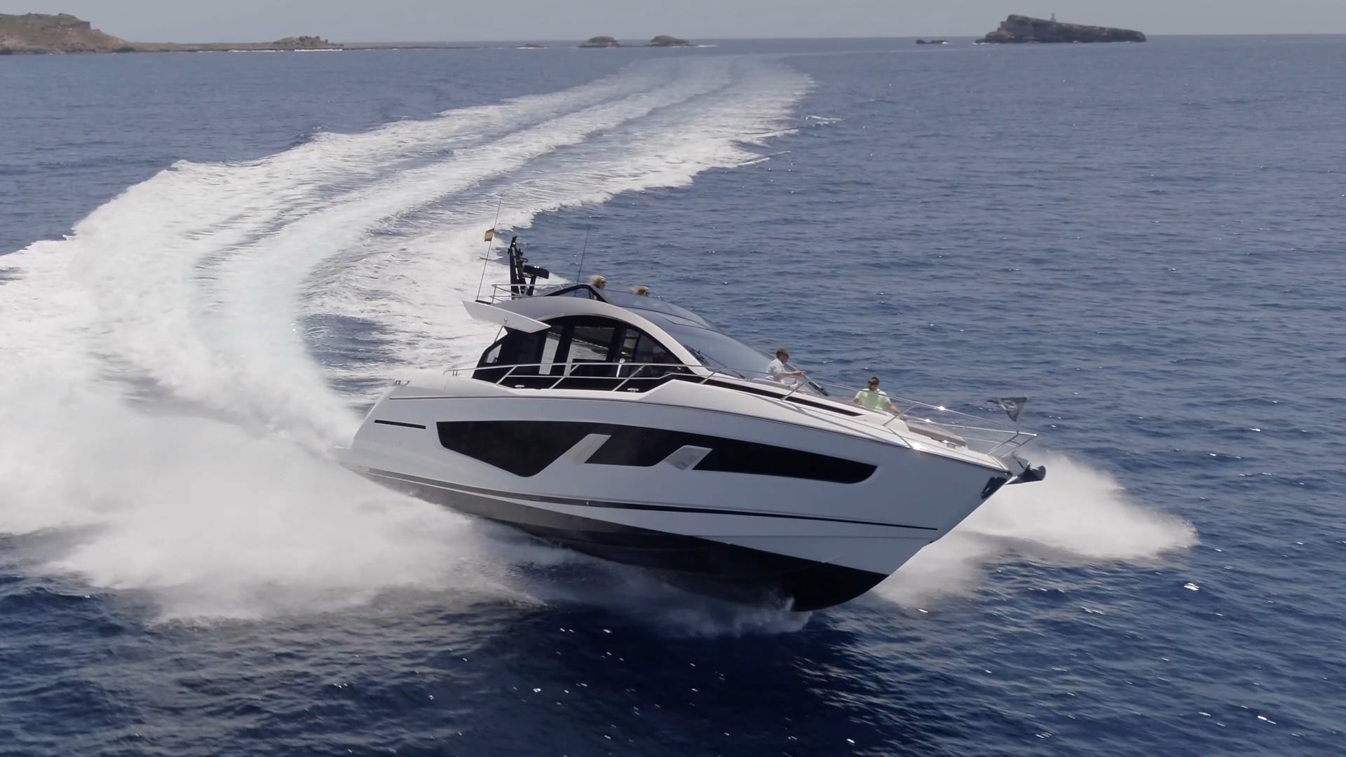 Performance yacht with 35knot top speed