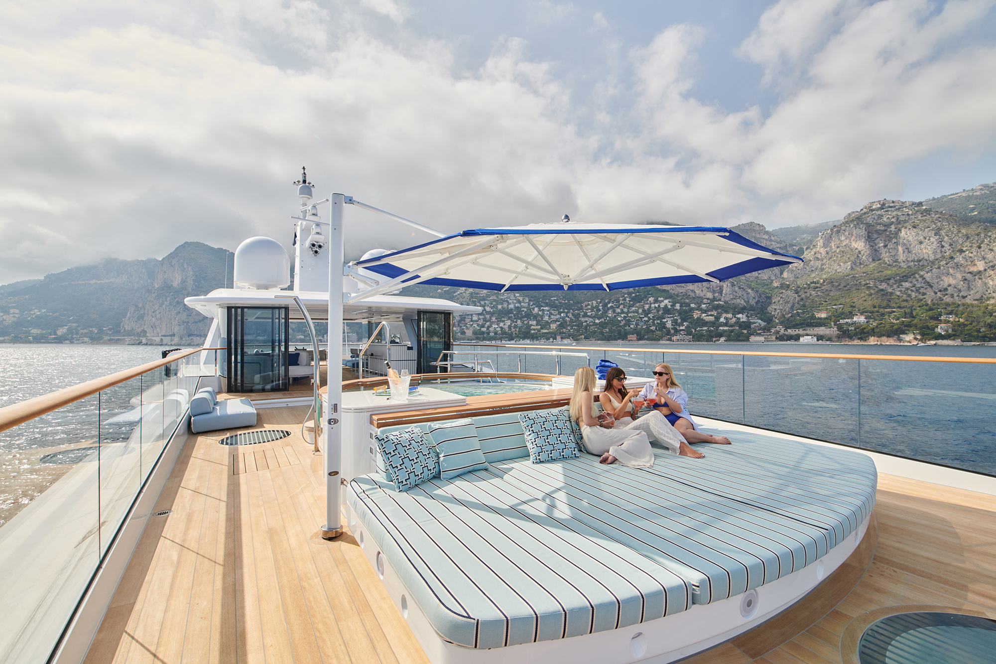 Spacious sun deck with spa pool