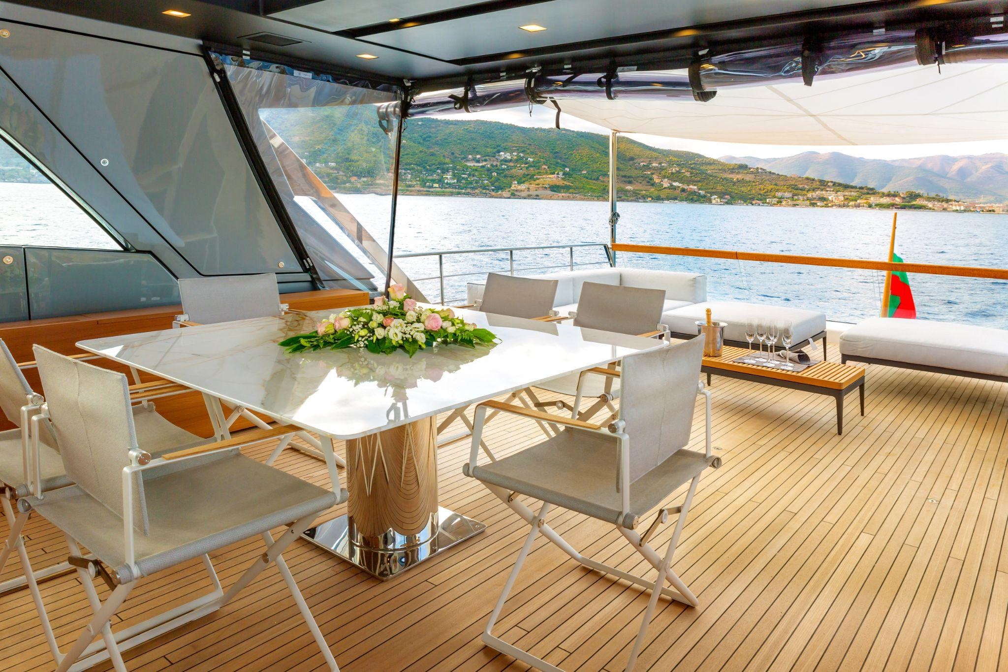 Flybridge dining - can be enclosed