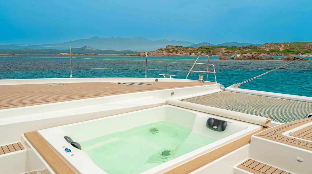 Foredeck jacuzzi