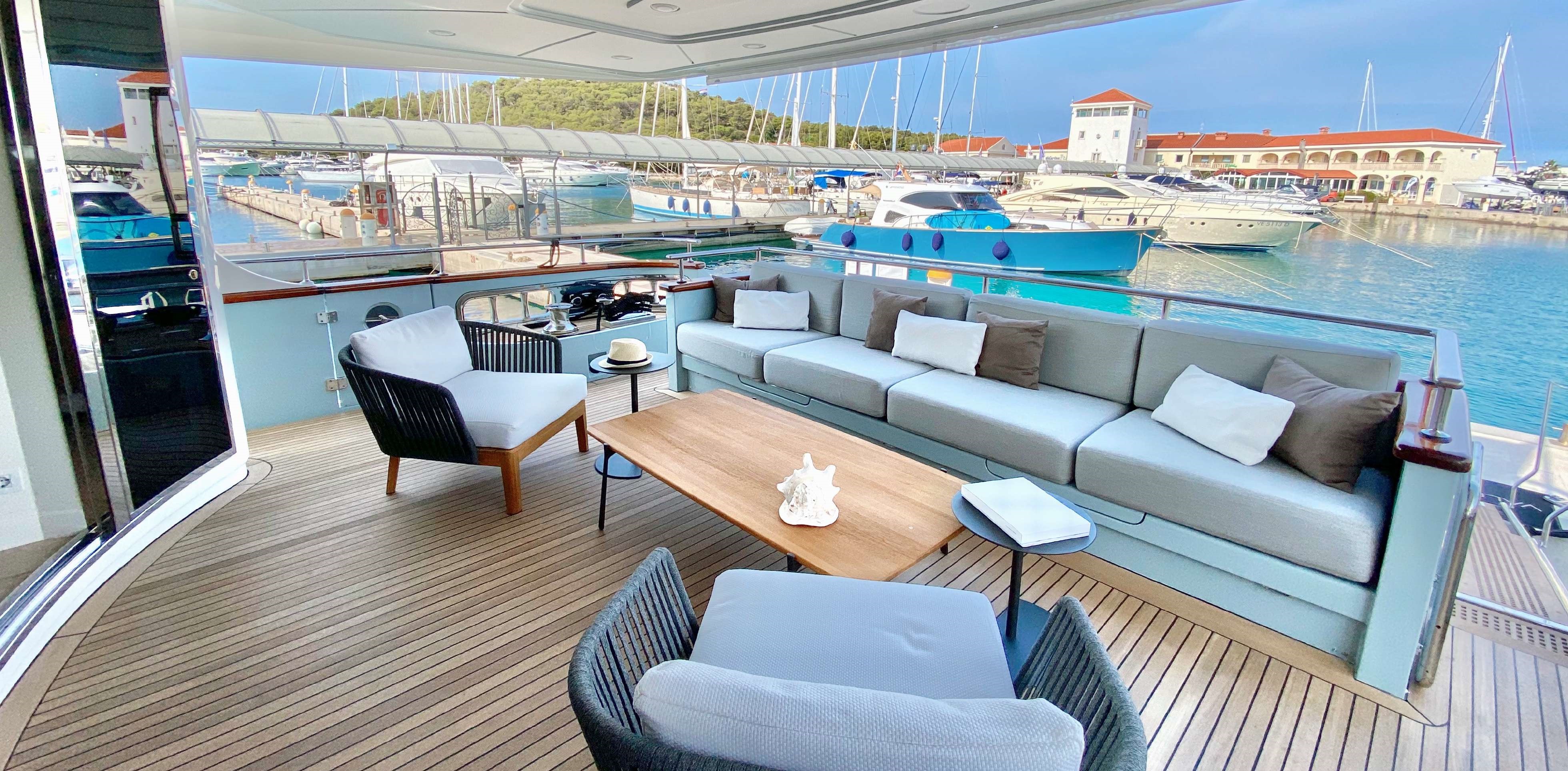 Neutral furnishing on the aft deck