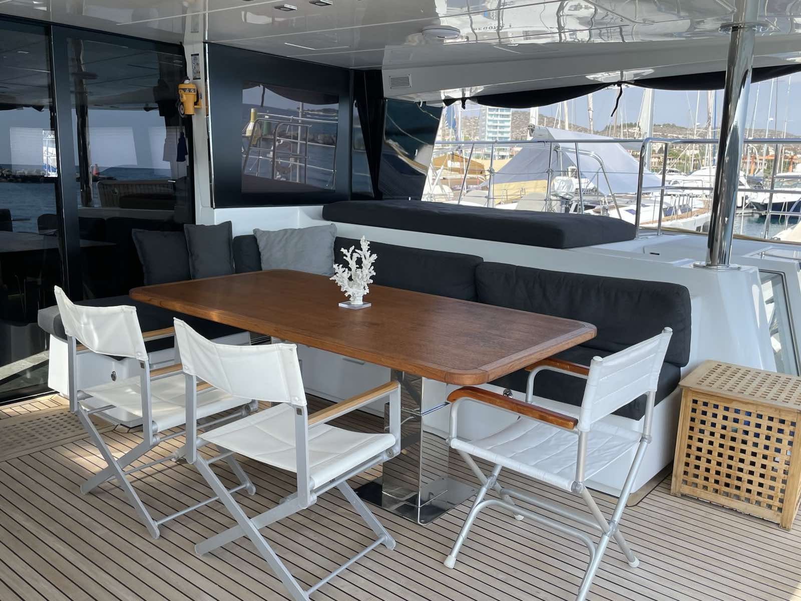 Aft deck flexible dining space