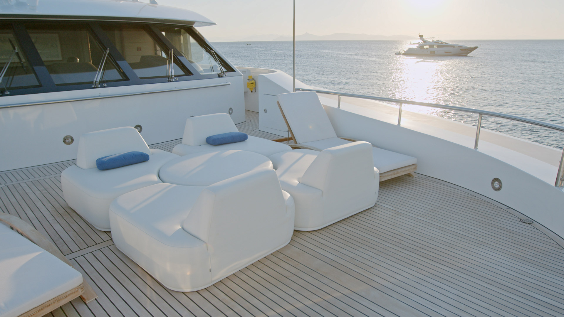 Foredeck sun loungers and flexible sun pads or seating
