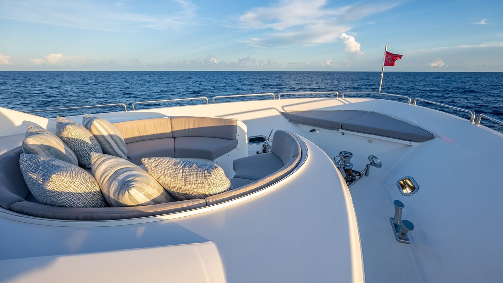 Foredeck seating in the round