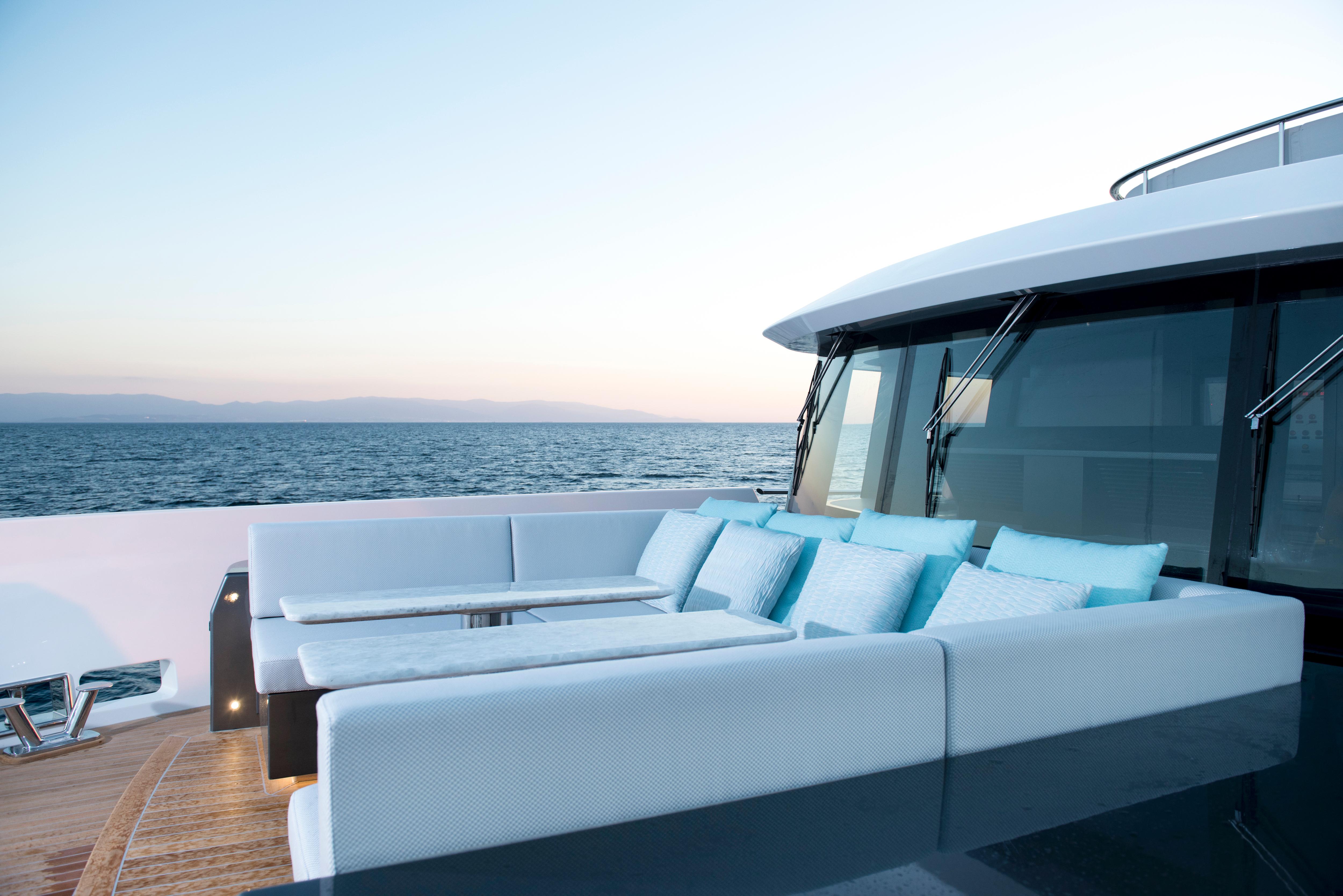 Foredeck lounge seating