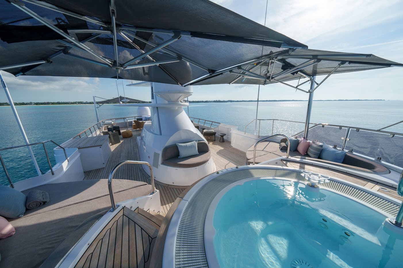 Sun Deck Jacuzzi With Shade