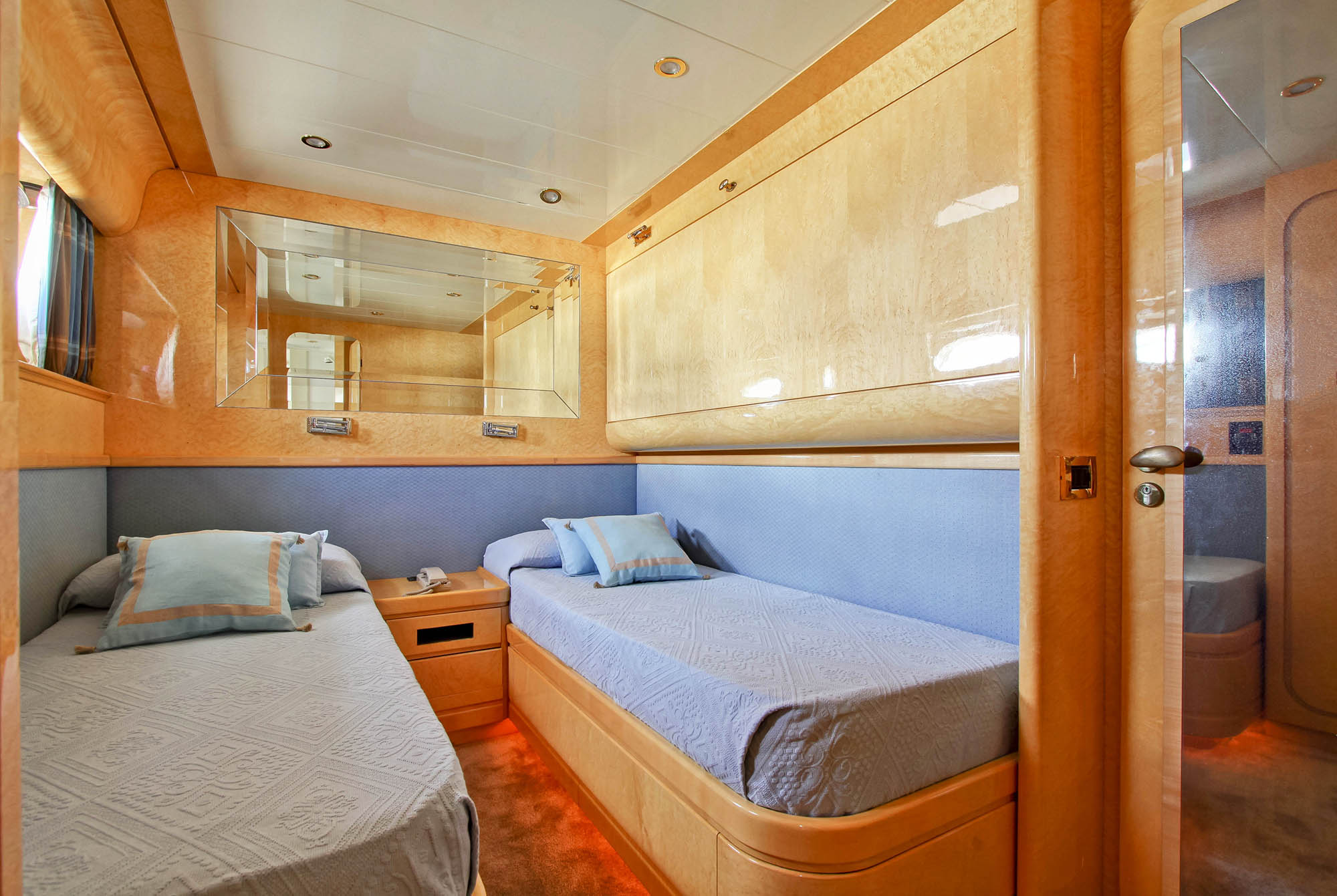 Flexible twin cabin with pullman