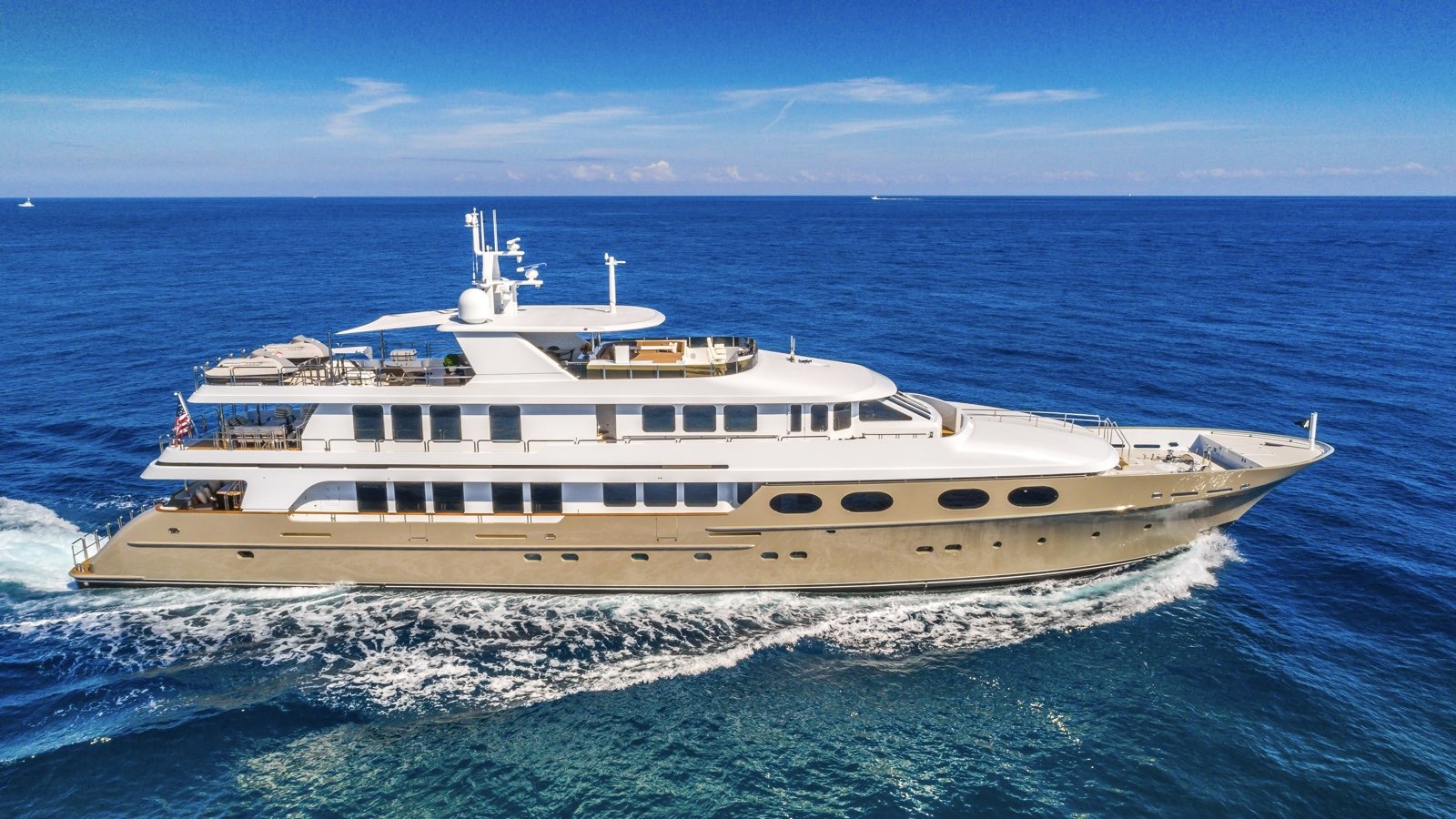 superyacht loon charter