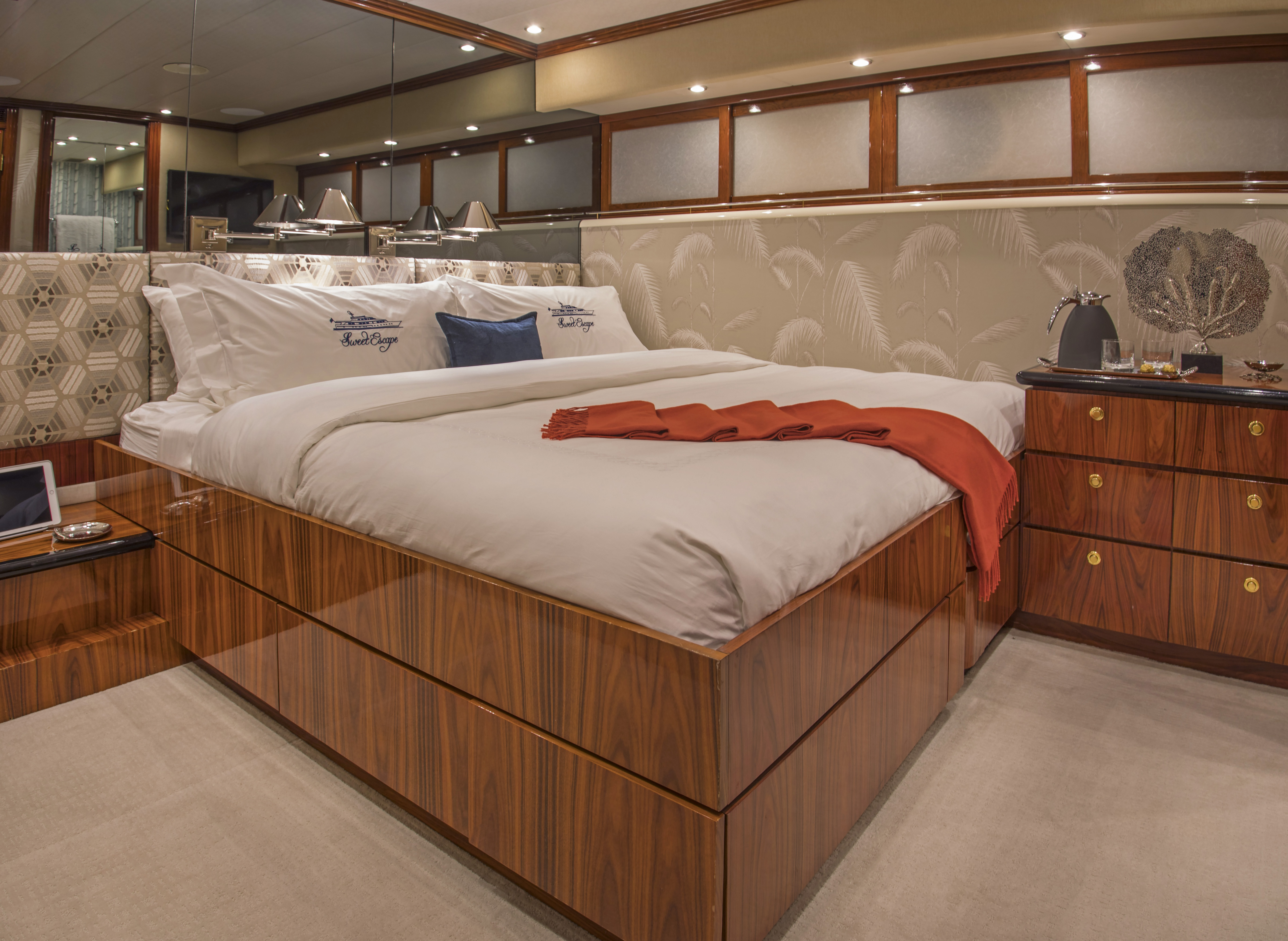 Convertible Twin-King Stateroom To Port & Starboard