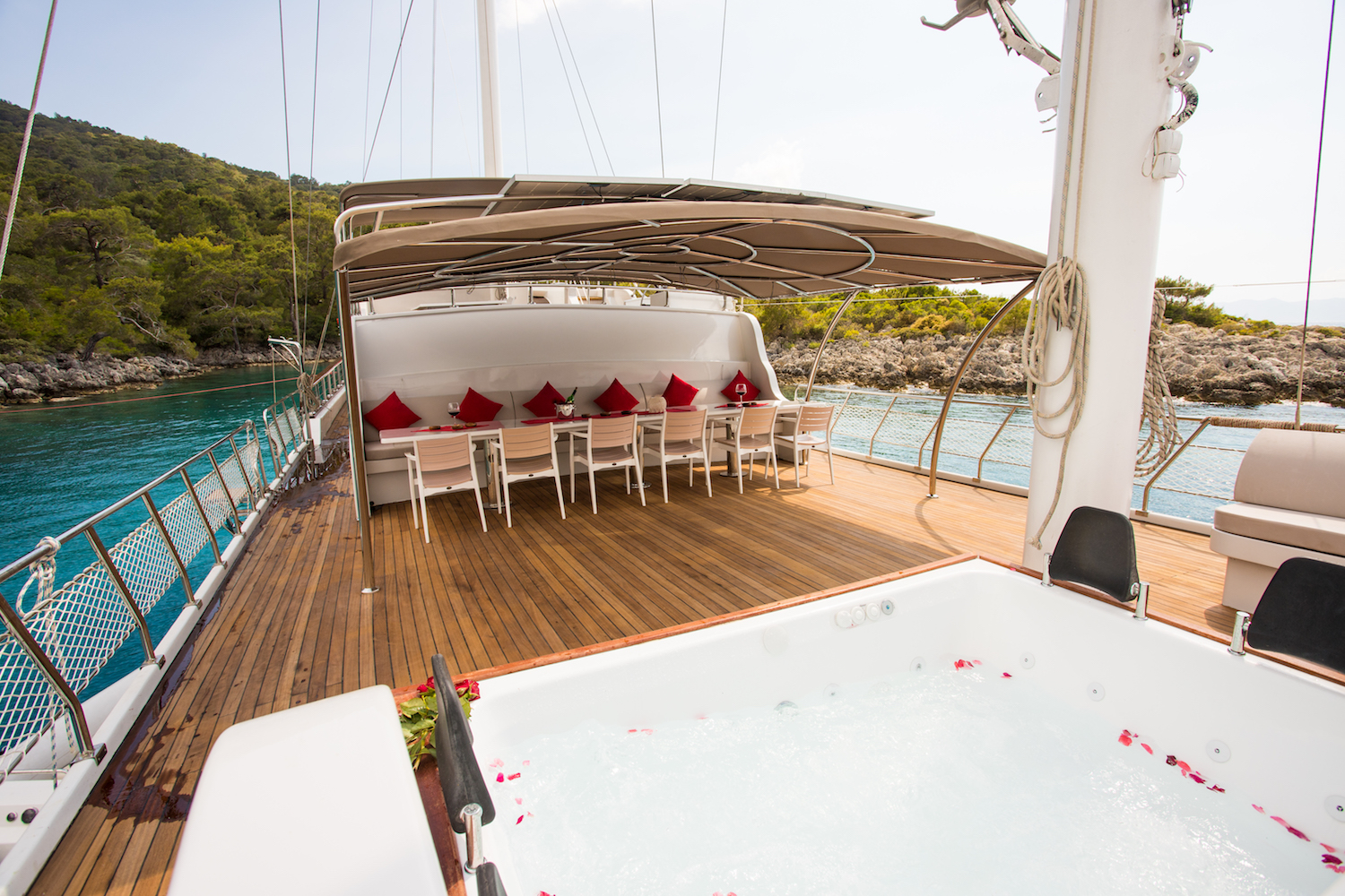 Jacuzzi And Alfresco Dining On Deck