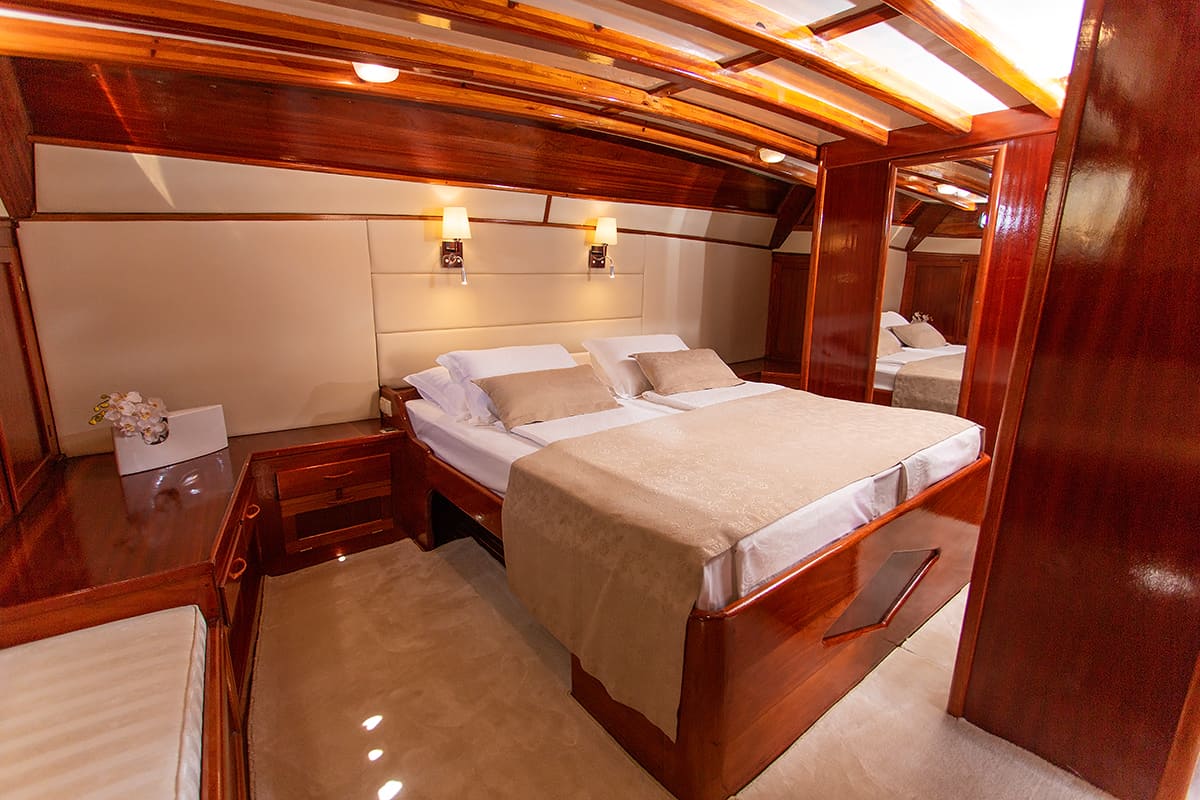 2 cabin yacht