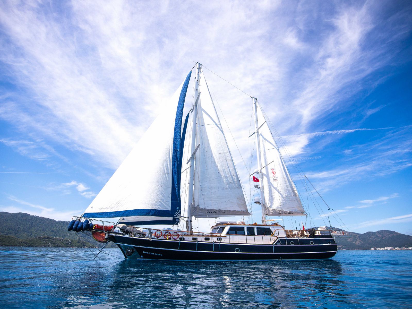 Luxury Charter Yacht DEA DELMARE