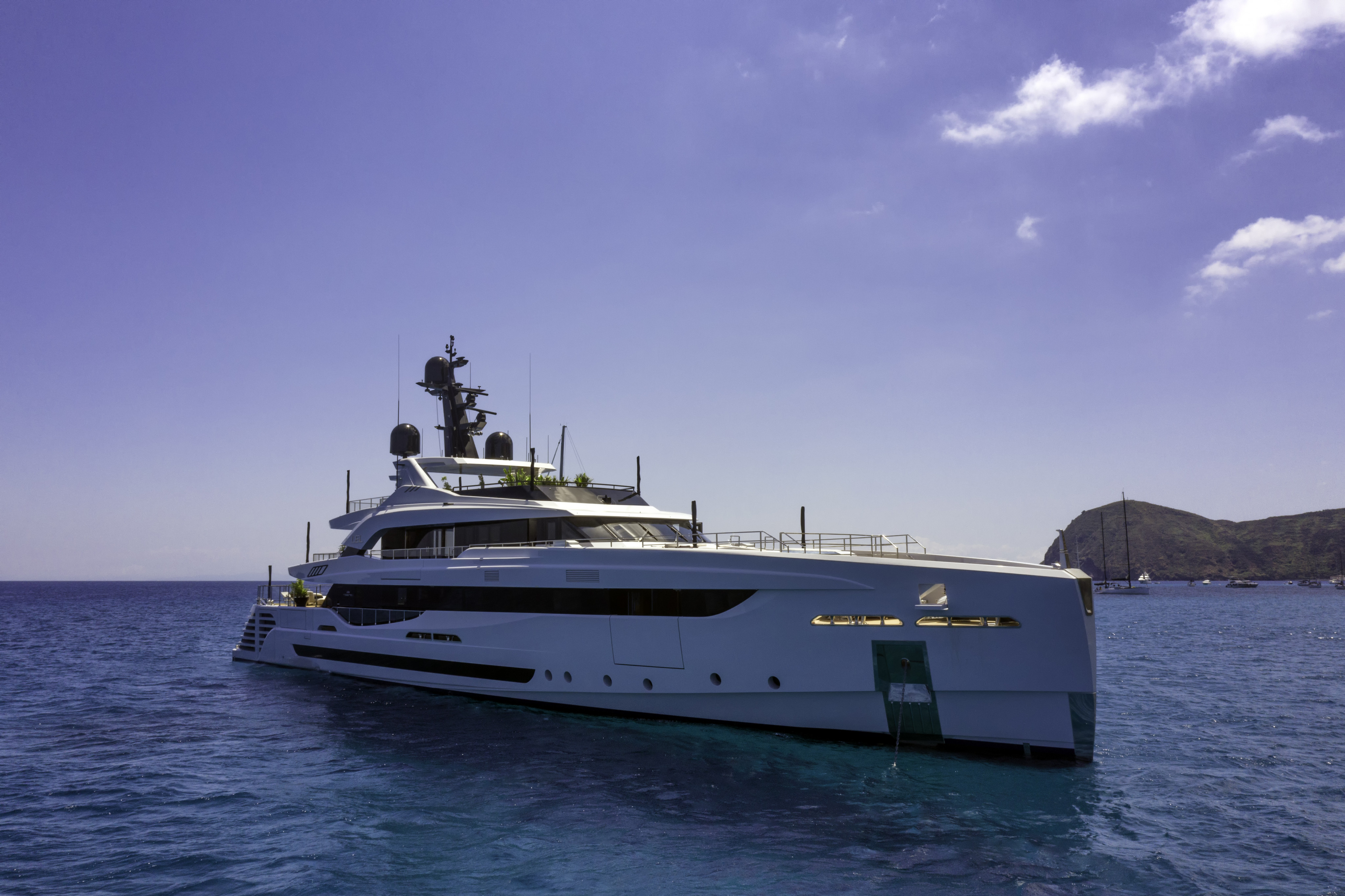 Luxury Charter Yacht LEL