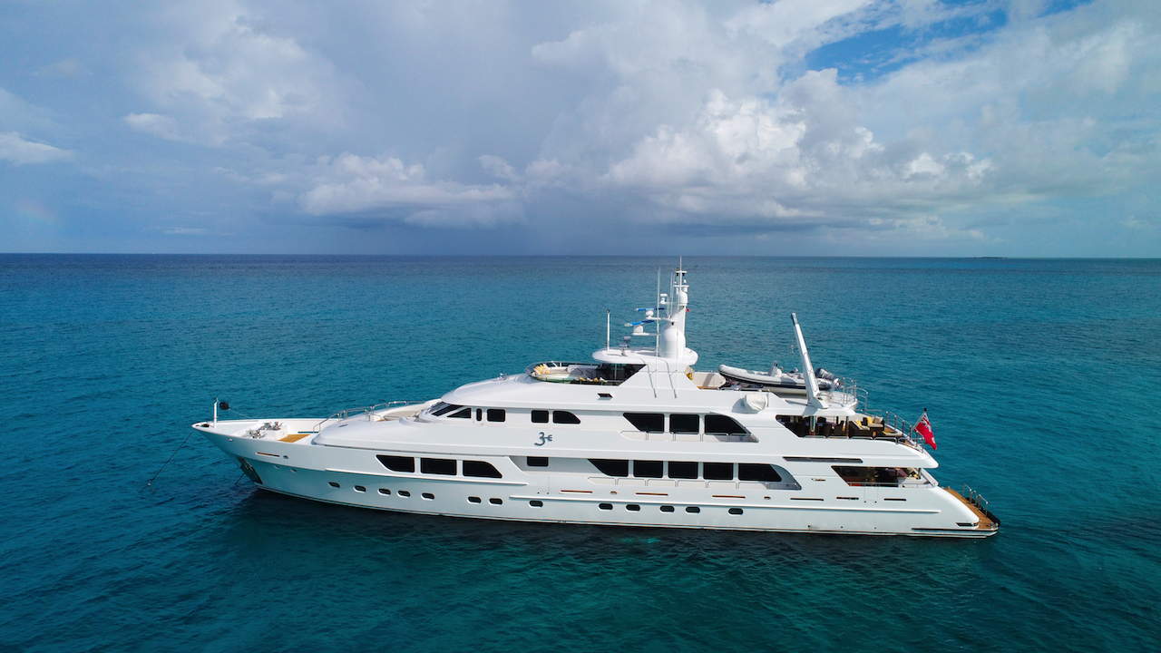 Luxury Yacht THREE FORKS Running Profile