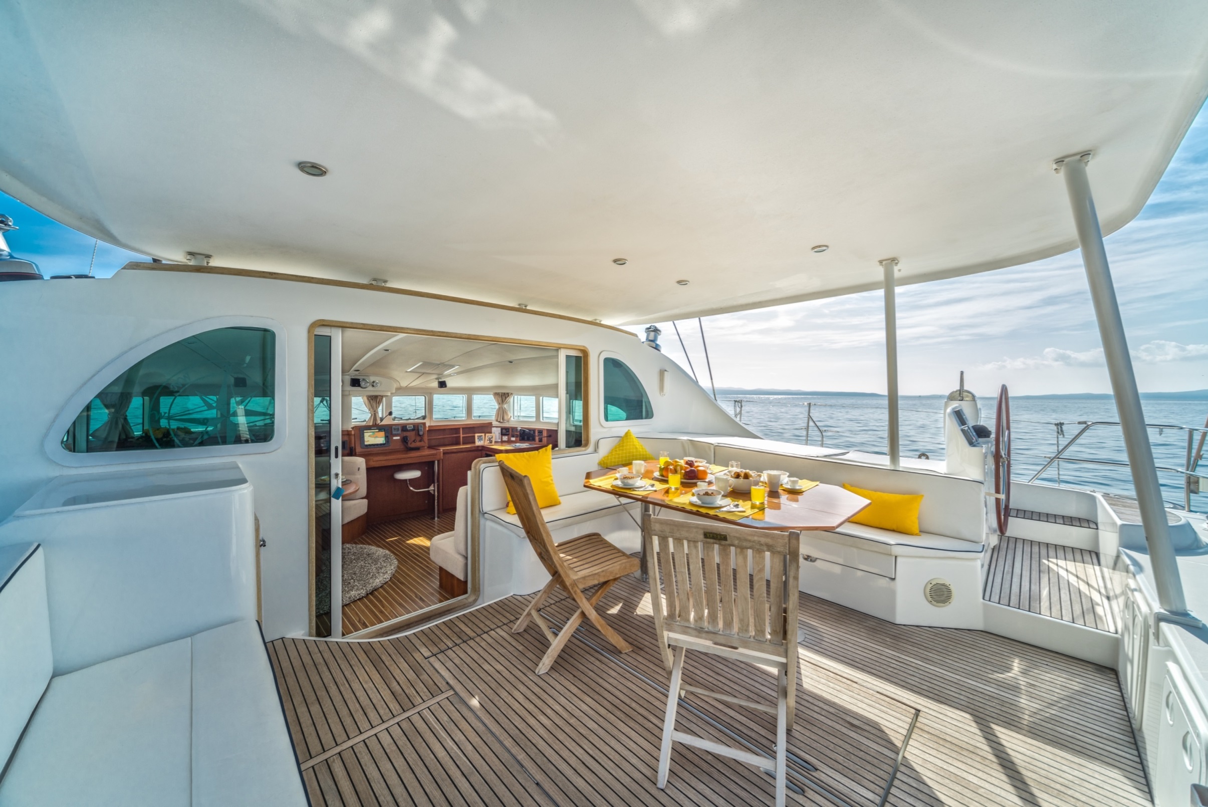 Aft deck with alfresco dining