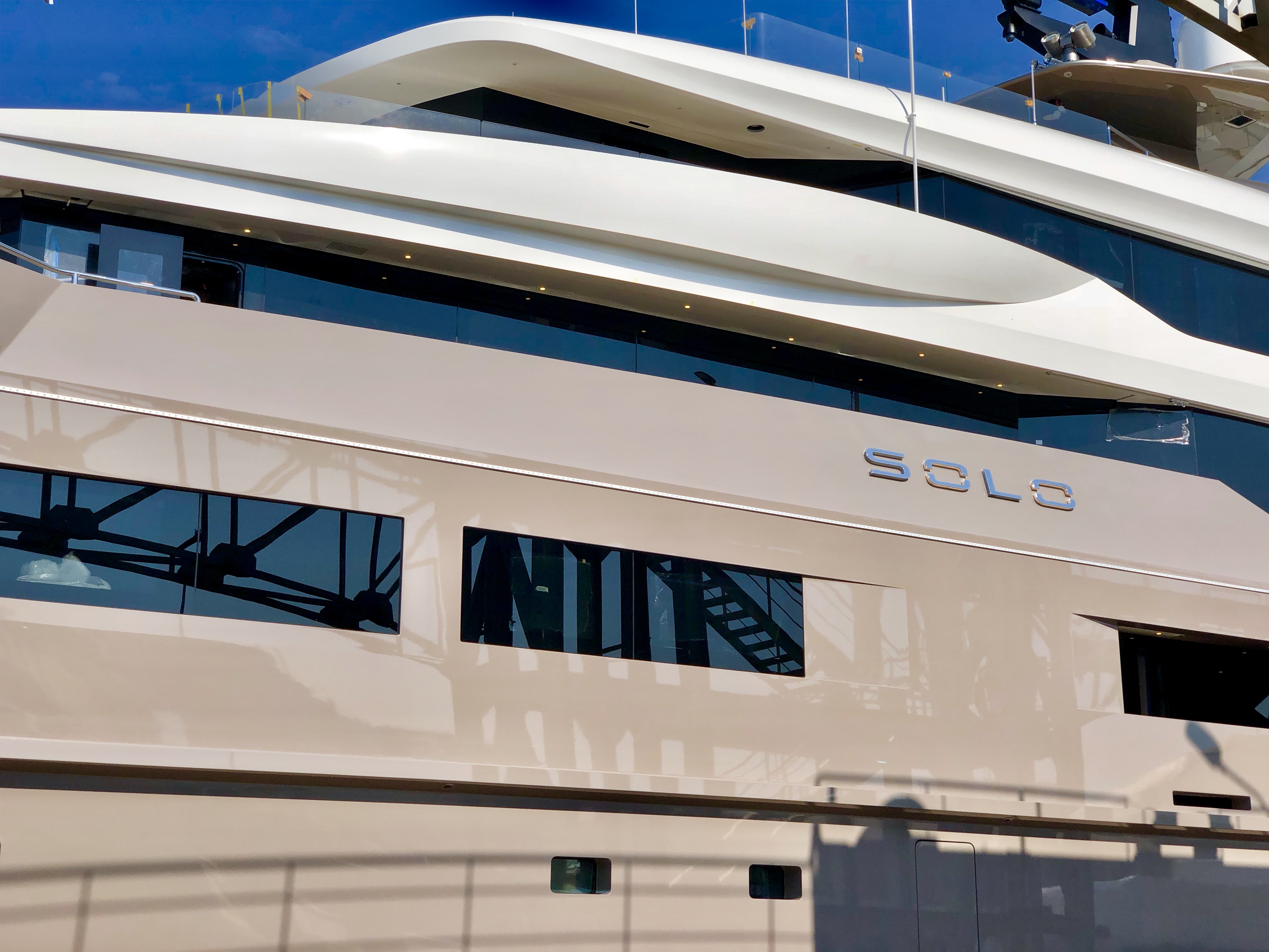 Motor Yacht SOLO - Close-up