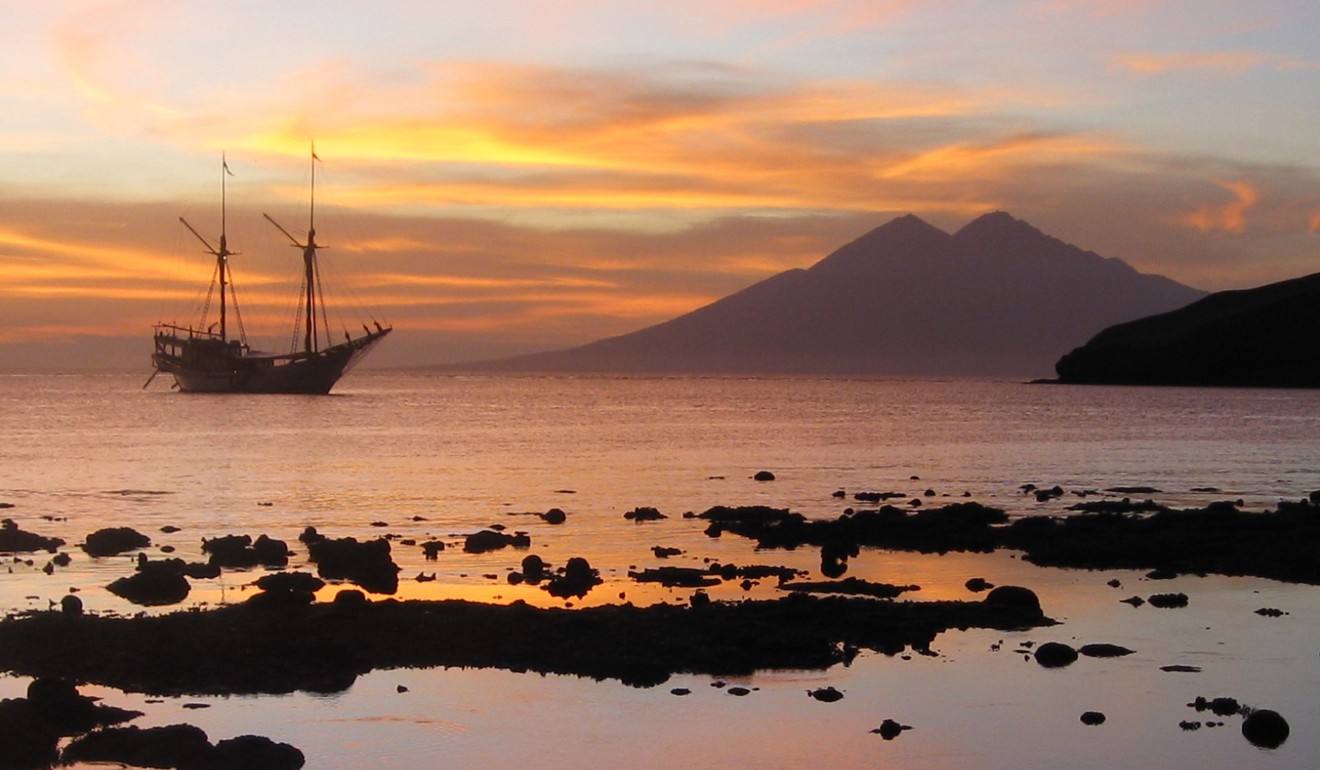 SILOLONA Sailing At Sunset