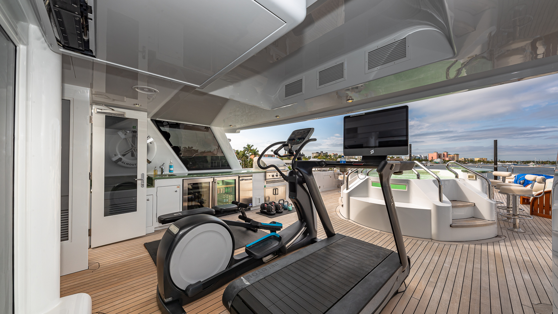 Sun Deck Gym And Jacuzzi