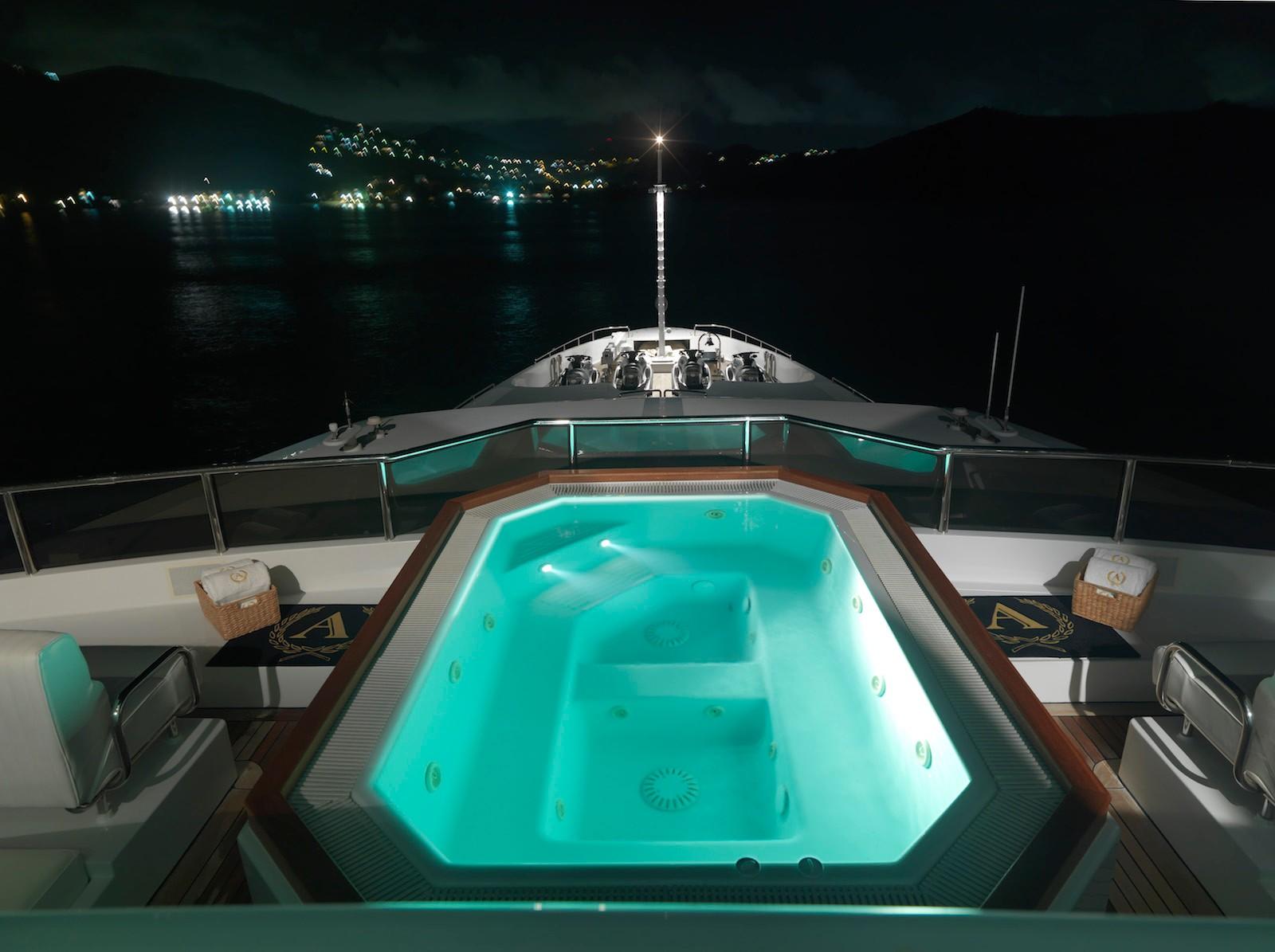 Yacht APOGEE - 12 Person Jacuzzi Pool Evening