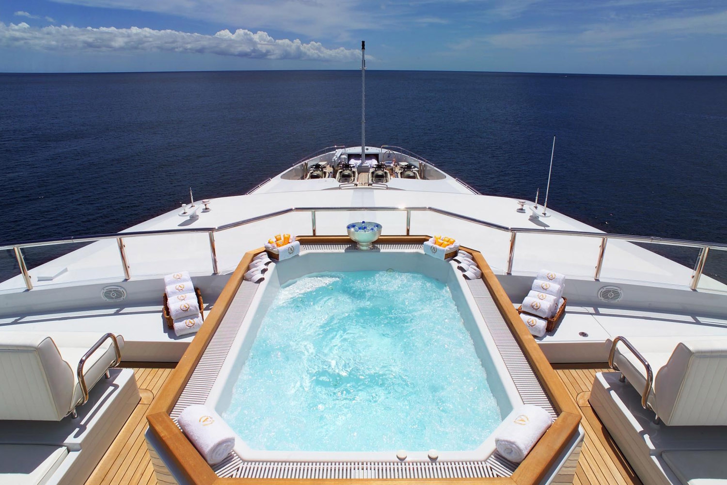 Yacht APOGEE - 12 Person Jacuzzi Pool