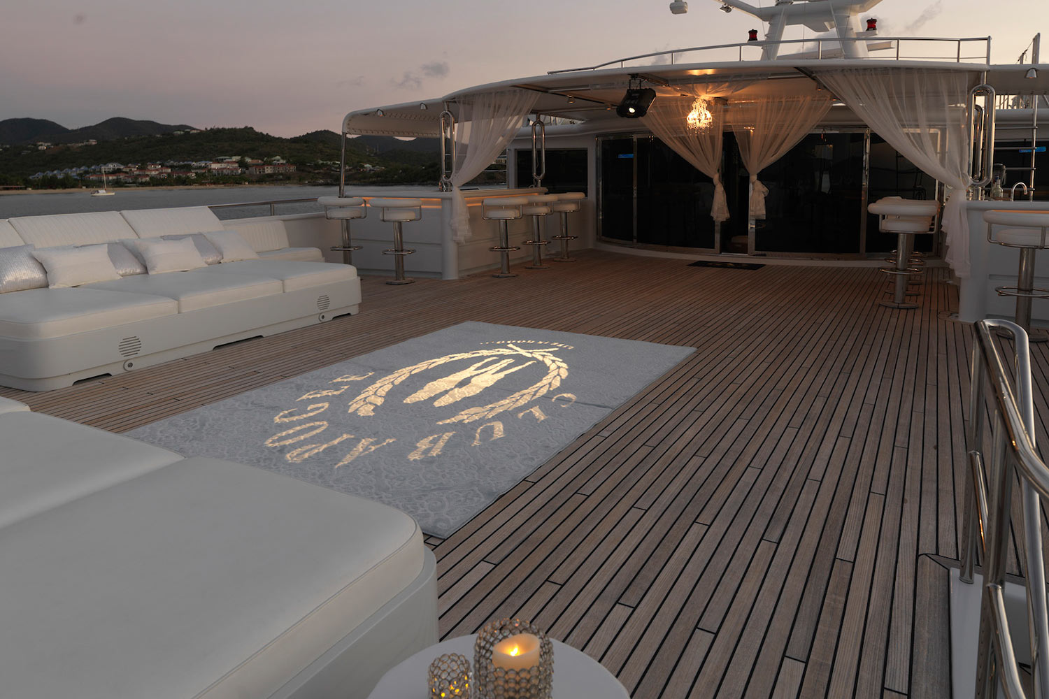 Yacht APOGEE - Bar And Entertainment