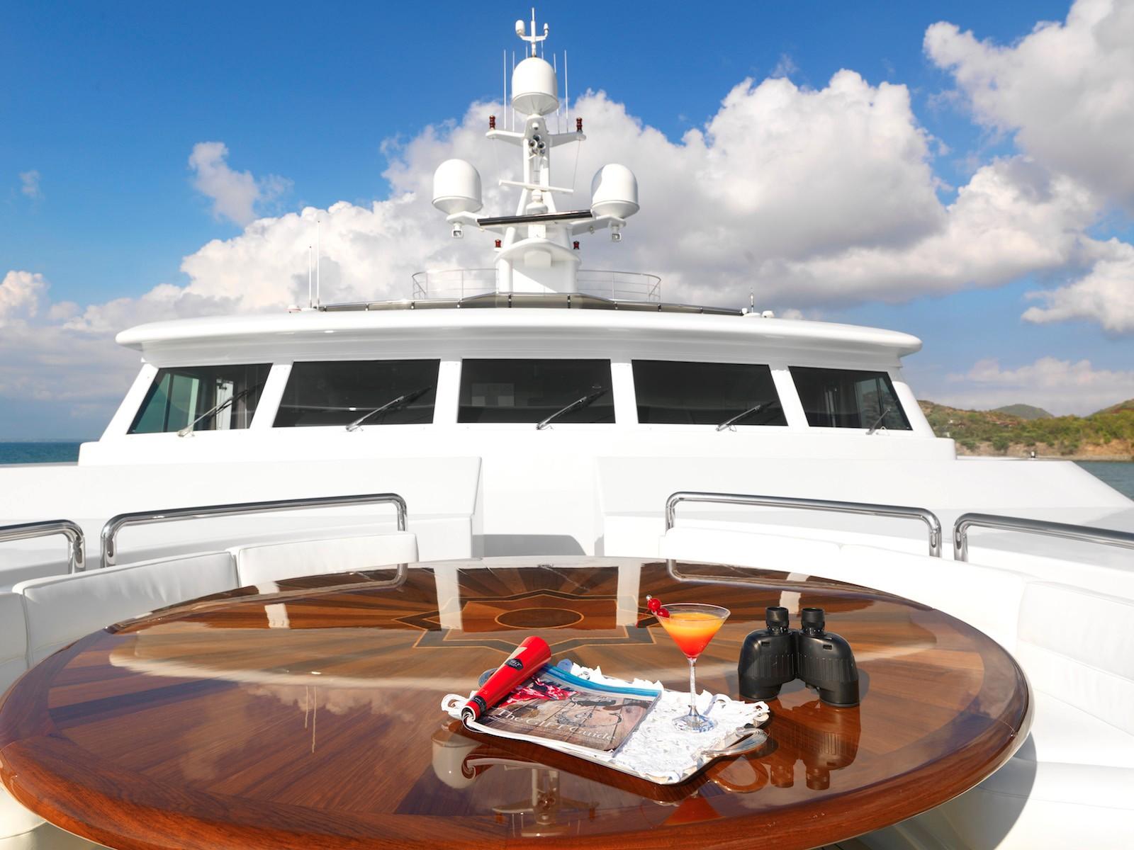 Yacht APOGEE - Bow Seating