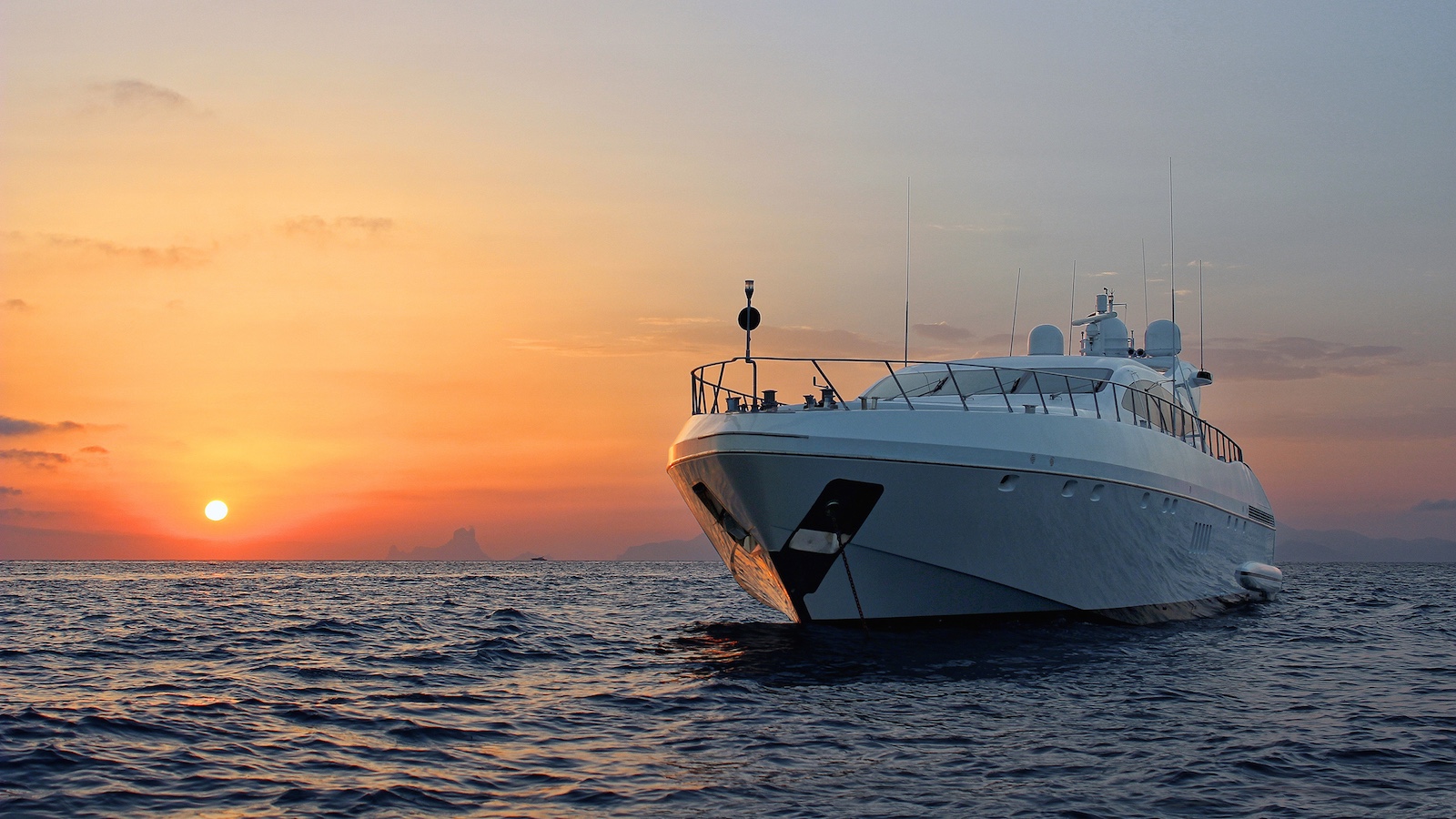 Yacht Mangusta 108 - Sunset
