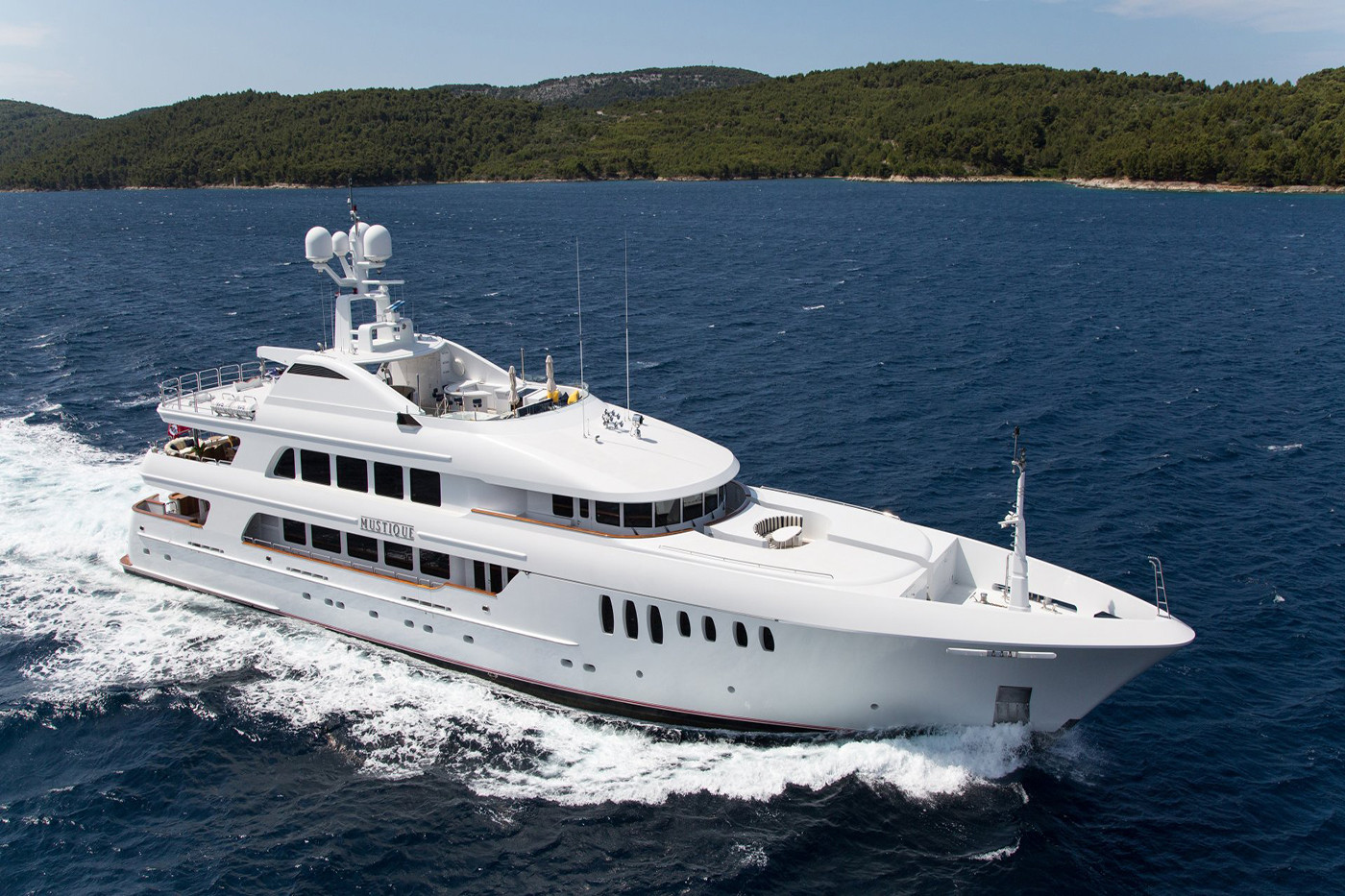 Yacht Mustique By Trinity - Underway In The Caribbean