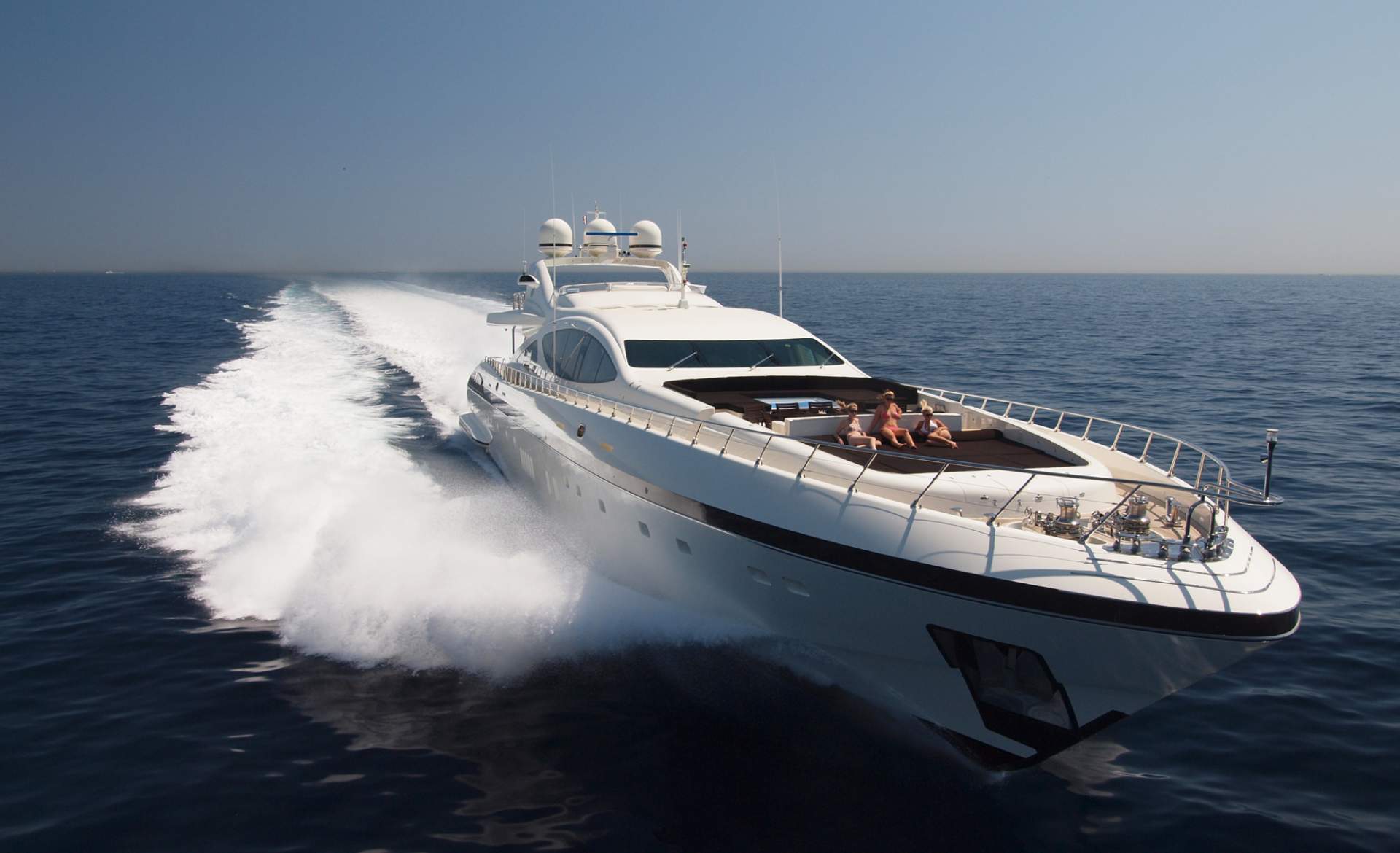 Yacht ZEUS By Overmarine Mangusta - Running Bow Sunpads
