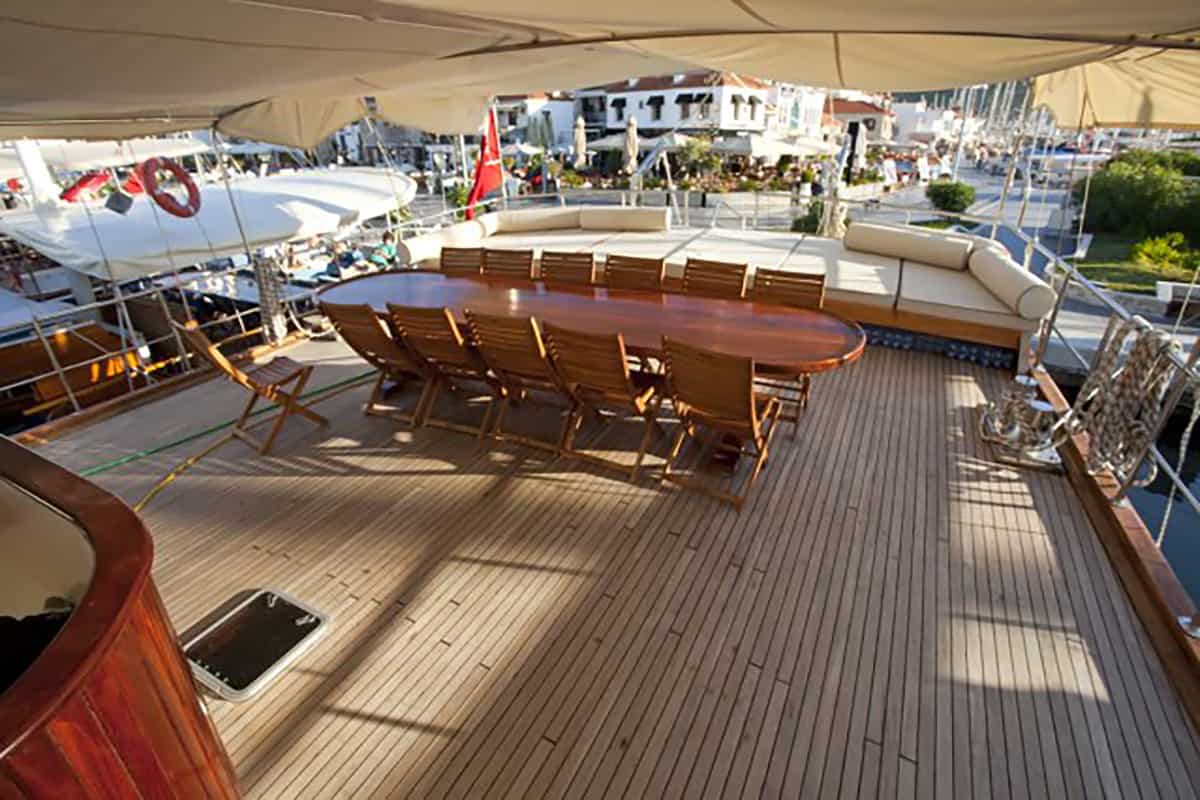 Aft Deck Seating And Lounging