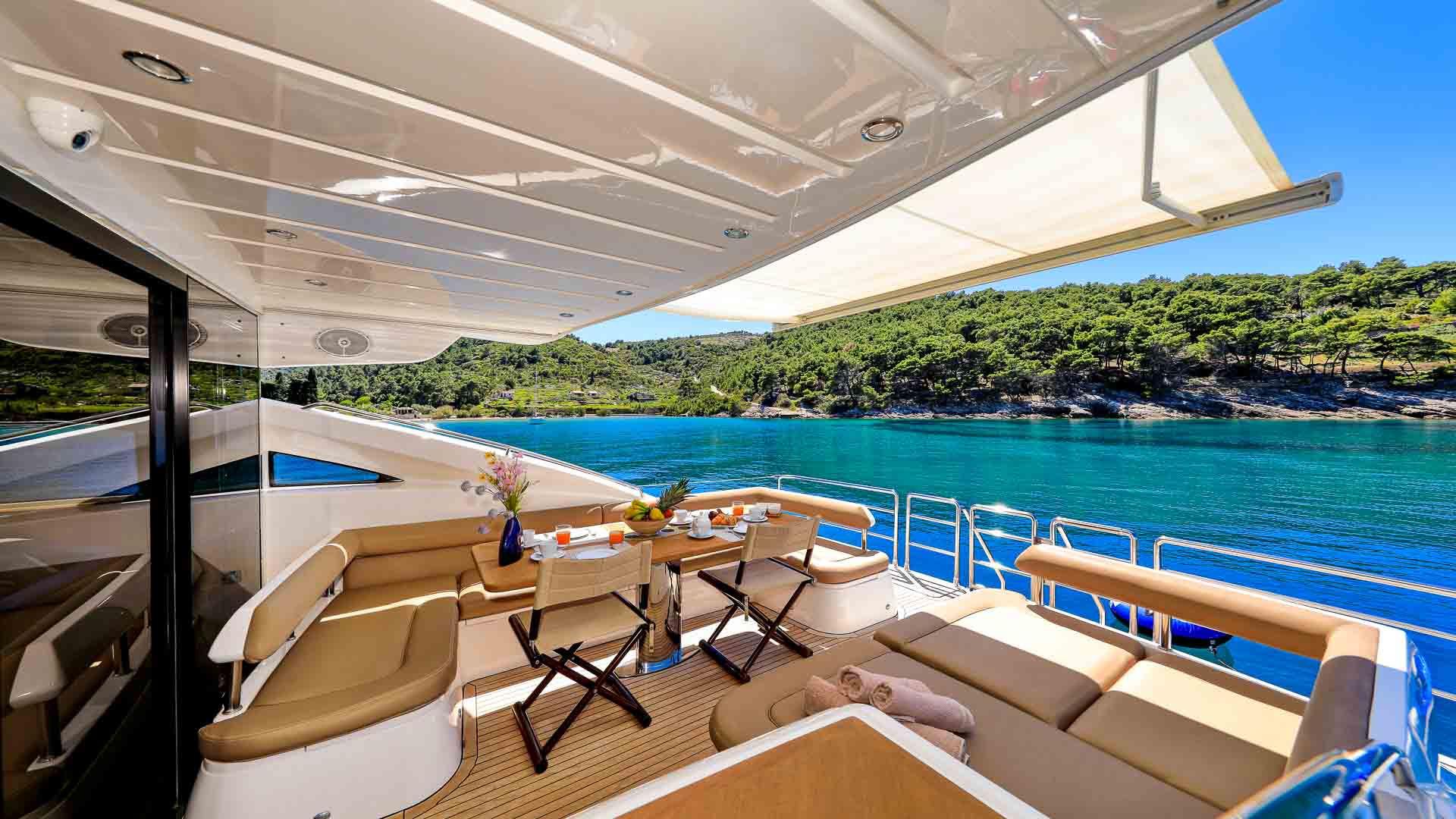 Aft Deck Seating And Sunbathing