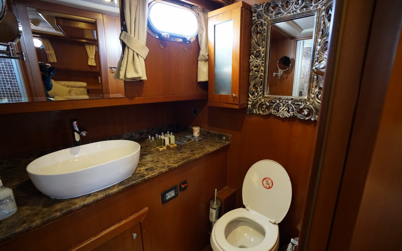 Double Guest Cabin Bathroom