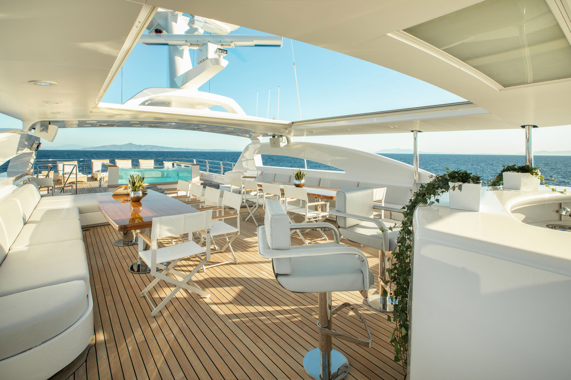 Sun Deck With Jacuzzi And Bar