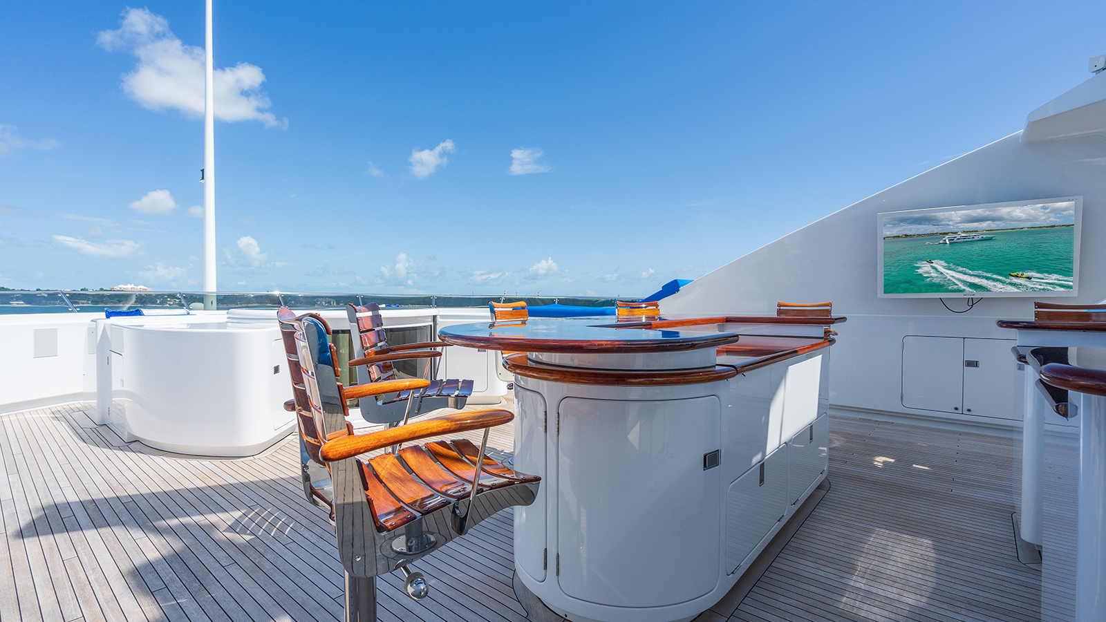 Sun Deck With Jacuzzi Bar And Tv