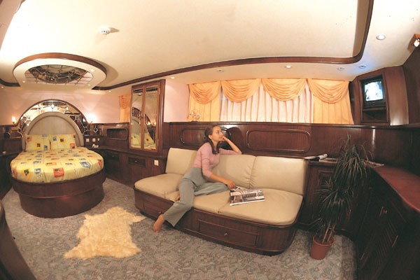 Sitting: Yacht GOLDEN HEAD's Cabin Photograph