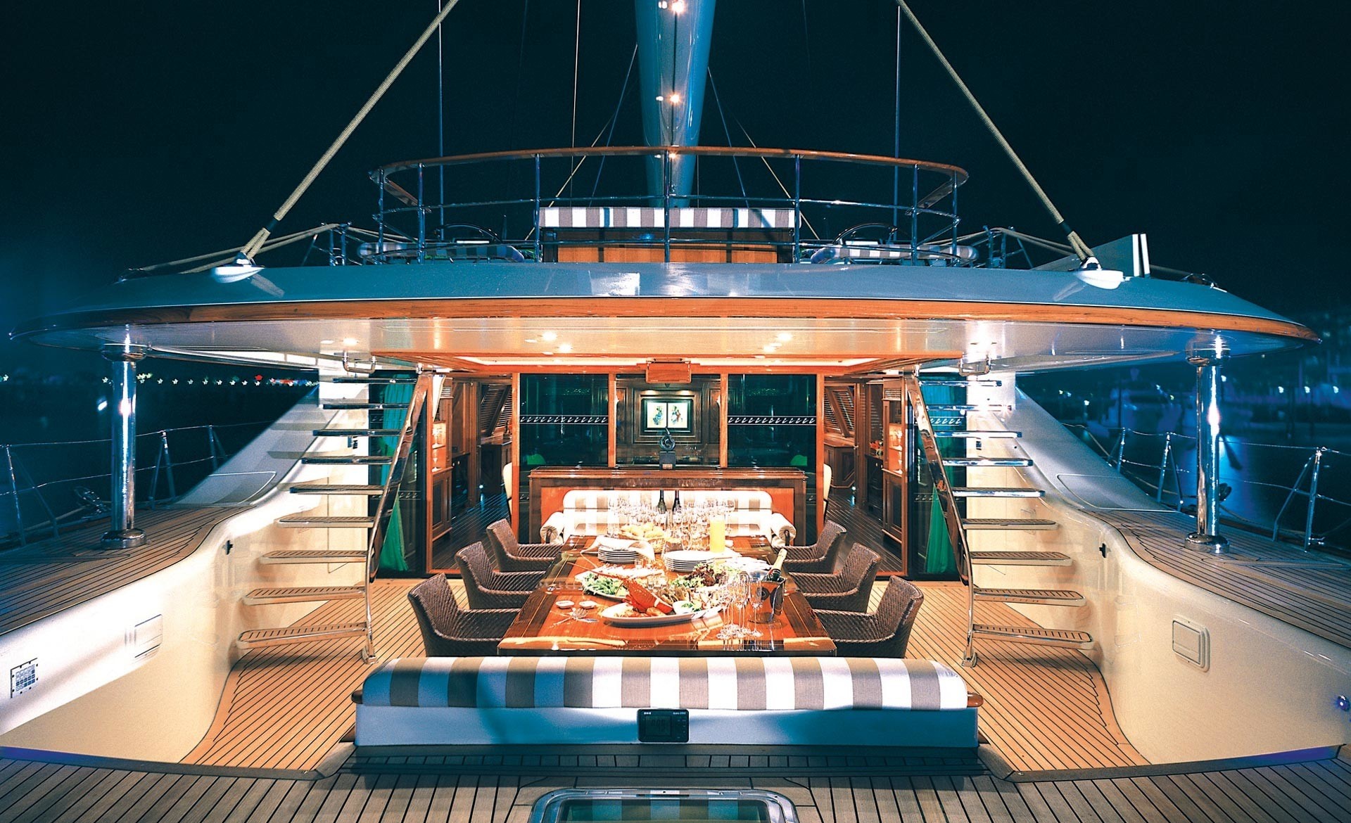 На палубе вечером. Яхта Лотус в Дубае. Яхта тиара. Яхта Tiara — Alloy. Палуба яхты.