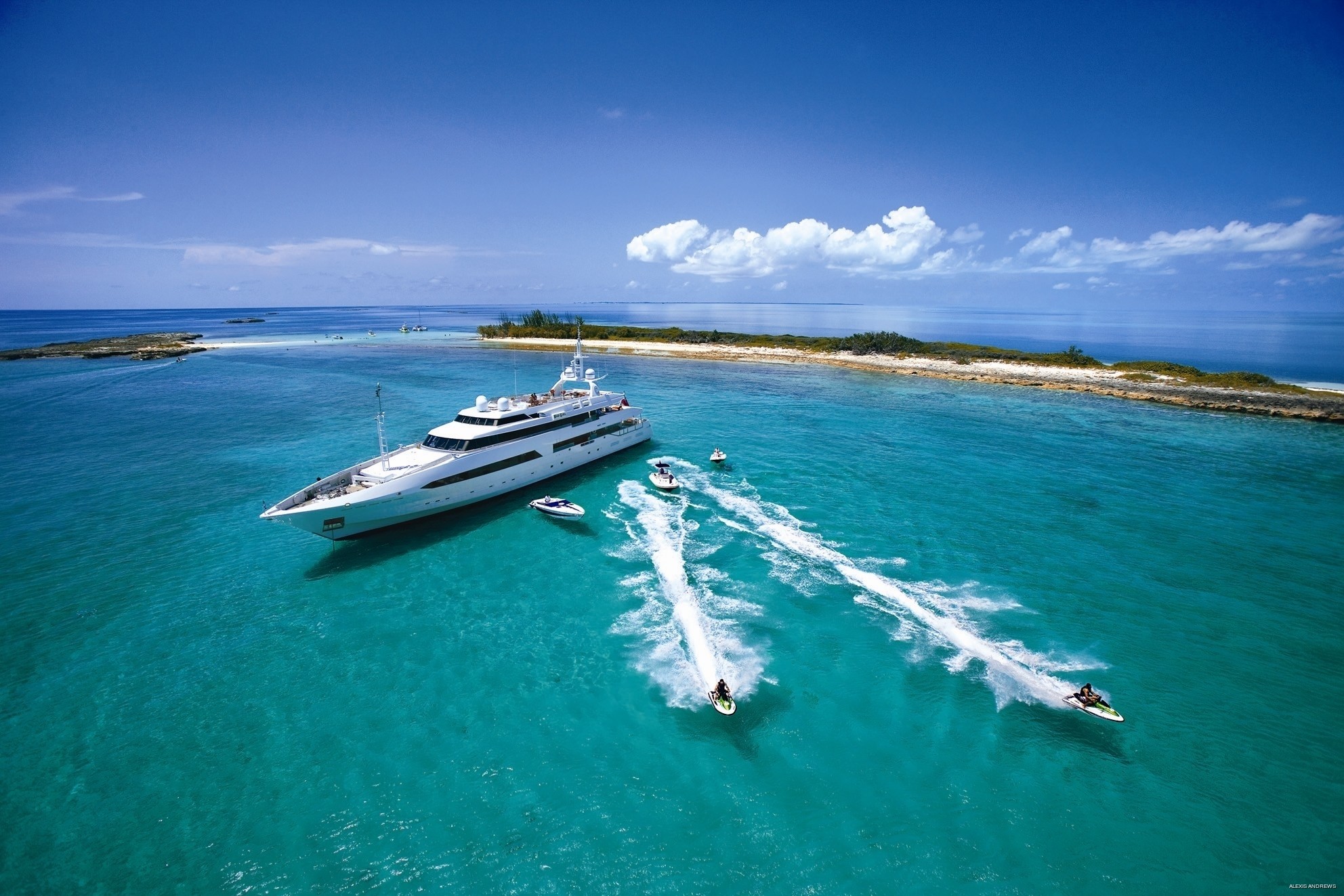 Карибские острова путешествия. Яхта в море. Красивые яхты.