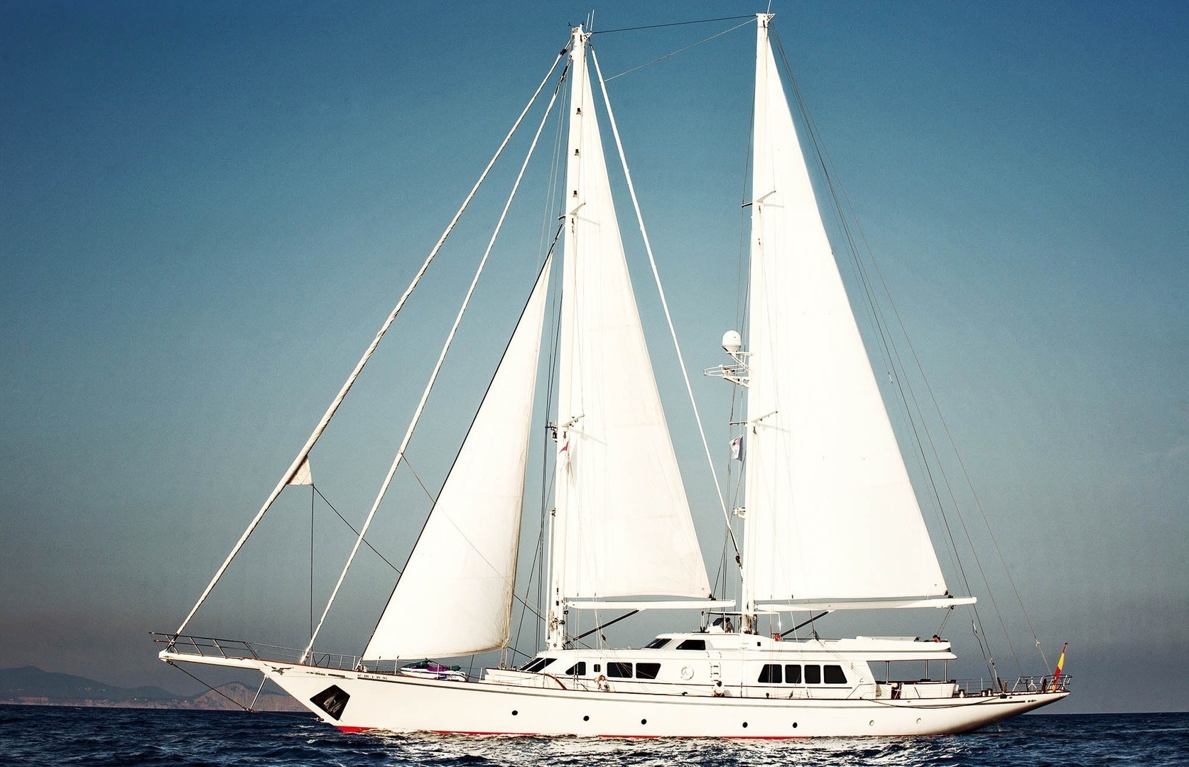 Premier Overview: Yacht AIGLON's Cruising Photograph