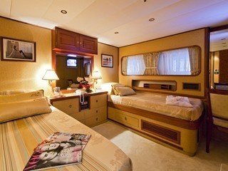 Twin Bed Cabin Aboard Yacht 5 FISHES
