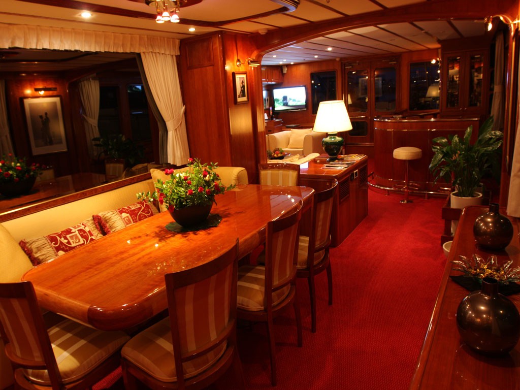 Evening: Yacht 5 FISHES's Eating/dining Saloon Captured