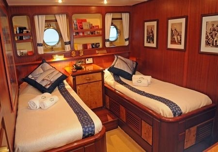 : Yacht OFELIA's Twin Bed Cabin Photograph