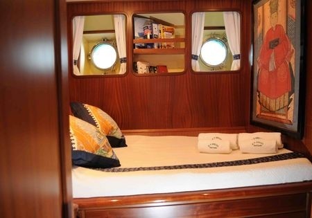 Shanghai: Yacht OFELIA's Double Sized Cabin Captured