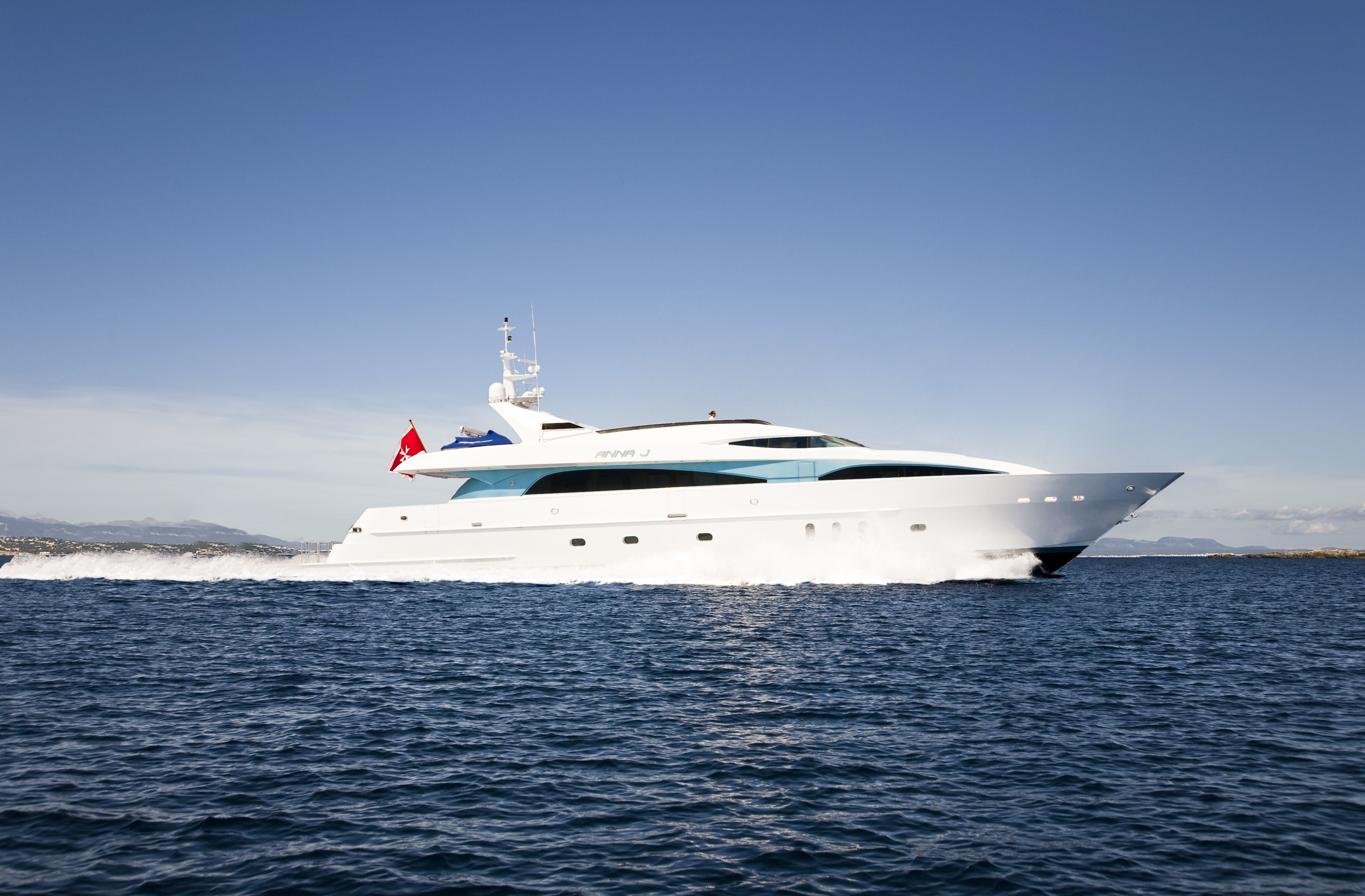Profile Aspect: Yacht STREGA's Cruising Photograph