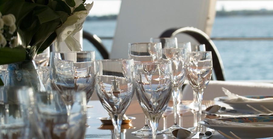 Glassesflowers: Yacht ELEGANT 007's Close Up Pictured