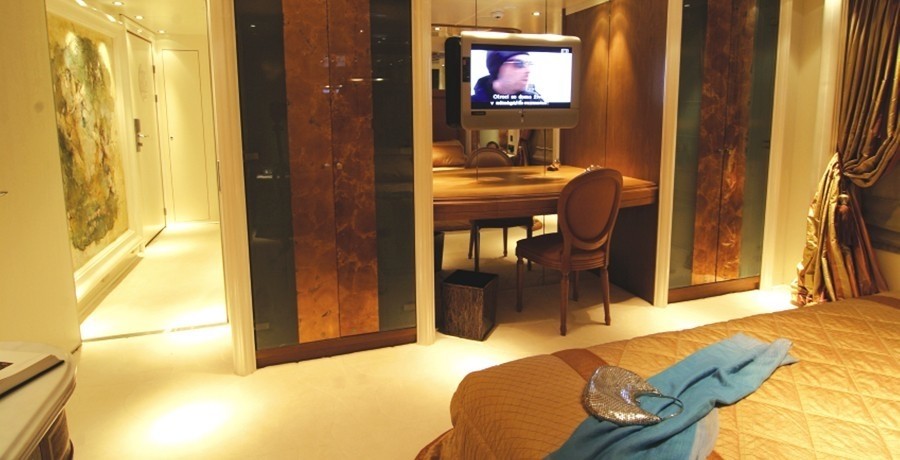 Television: Yacht ELEGANT 007's Guest's Cabin Image